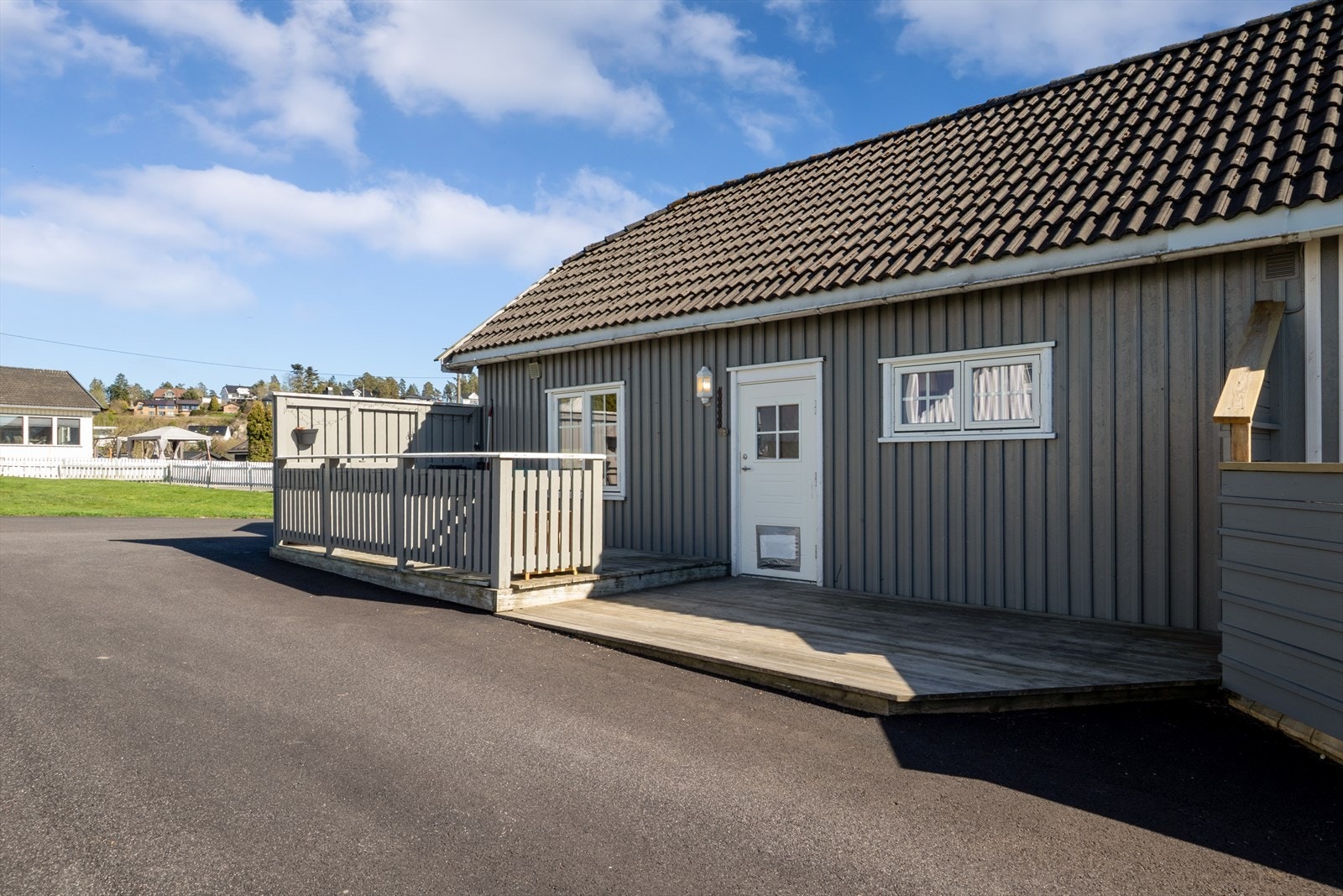 Beliggenheten på Råel gir nærhet til både skog og strand, med kort vei til Tønsberg sentrum. Galleribilde