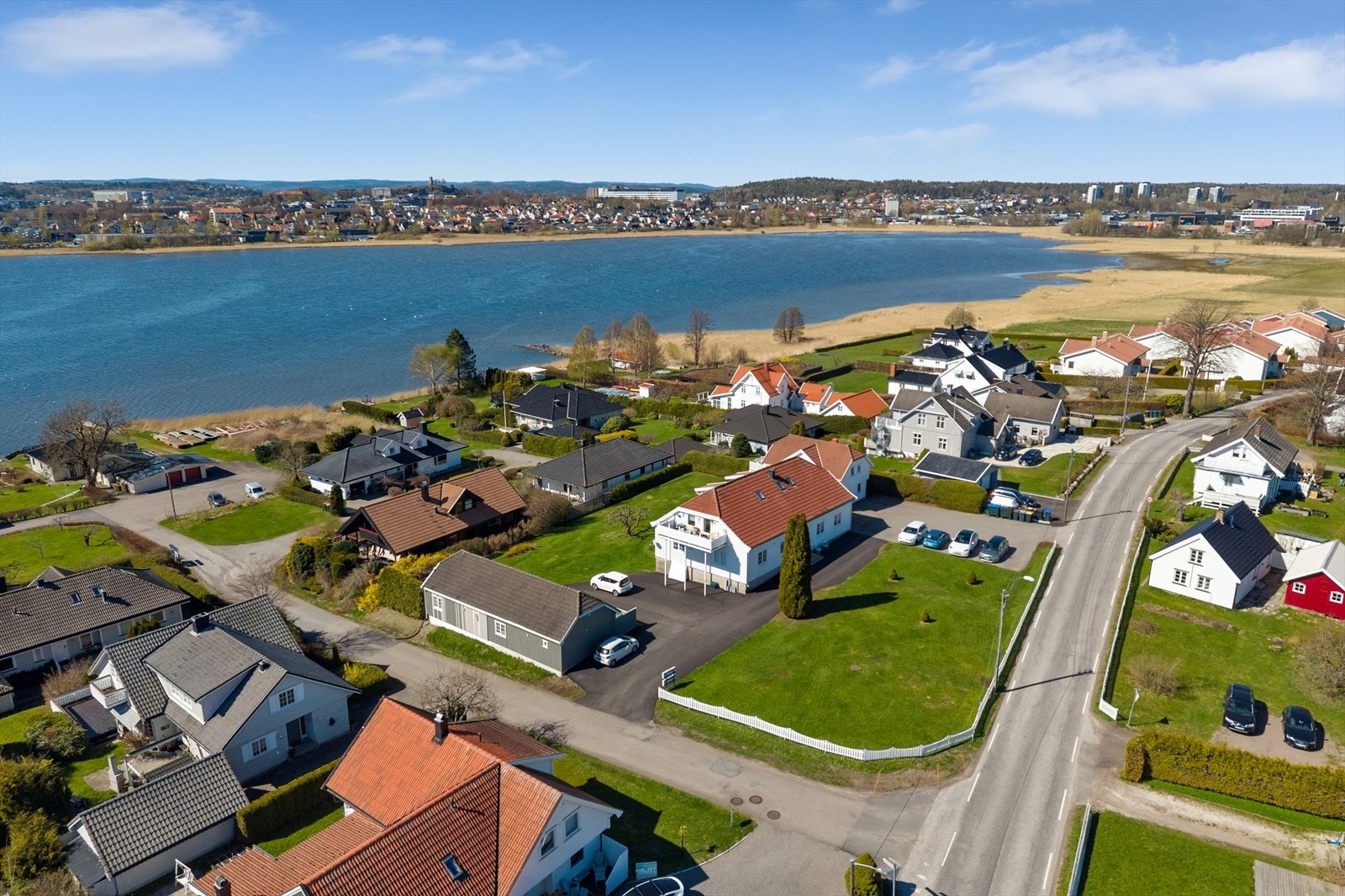 Råel er et etablert og barnevennlig nabolag med flere skoler og barnehager i nærheten. Galleribilde