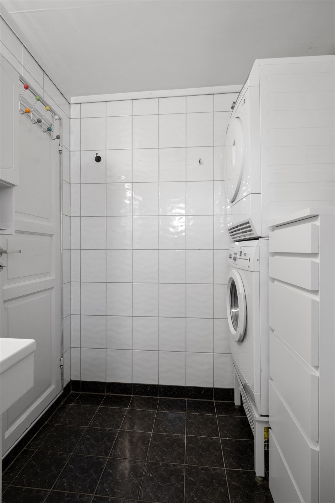 Her er det også opplegg for vaskemaskin og tørketrommel. Varmtvannsberederen er praktisk innebygget i skap. Galleribilde