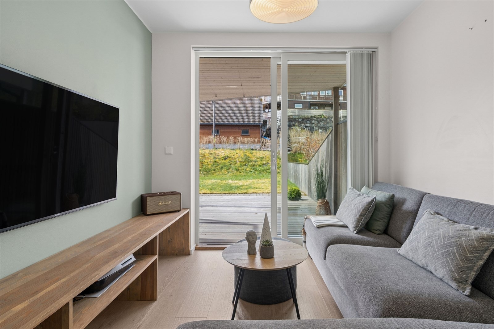 TV-stue med utgang til terrassedekke og hage. Galleribilde