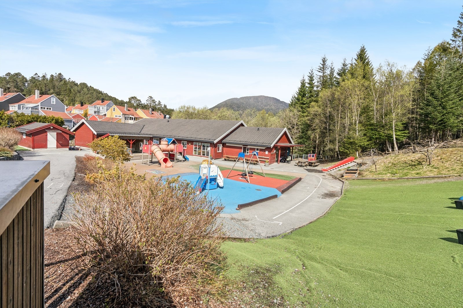 Banktjørnhaugen barnehage ligger like ved. Galleribilde