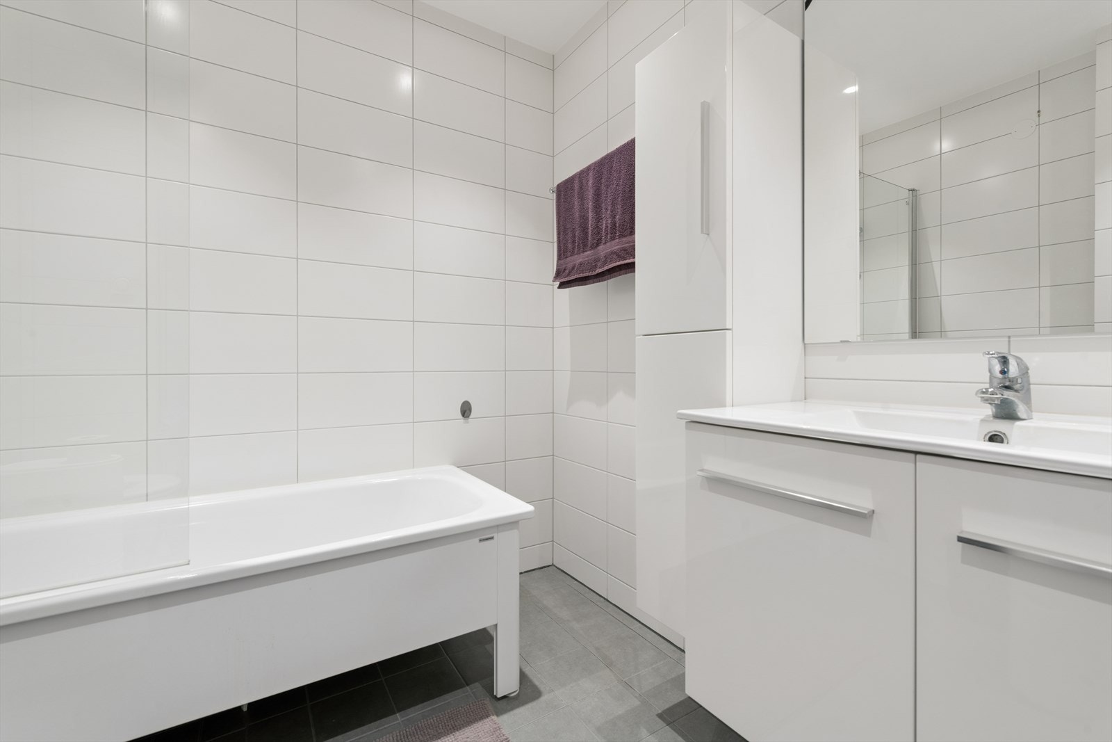 Badet er innredet med badekar og god skapplass. Galleribilde