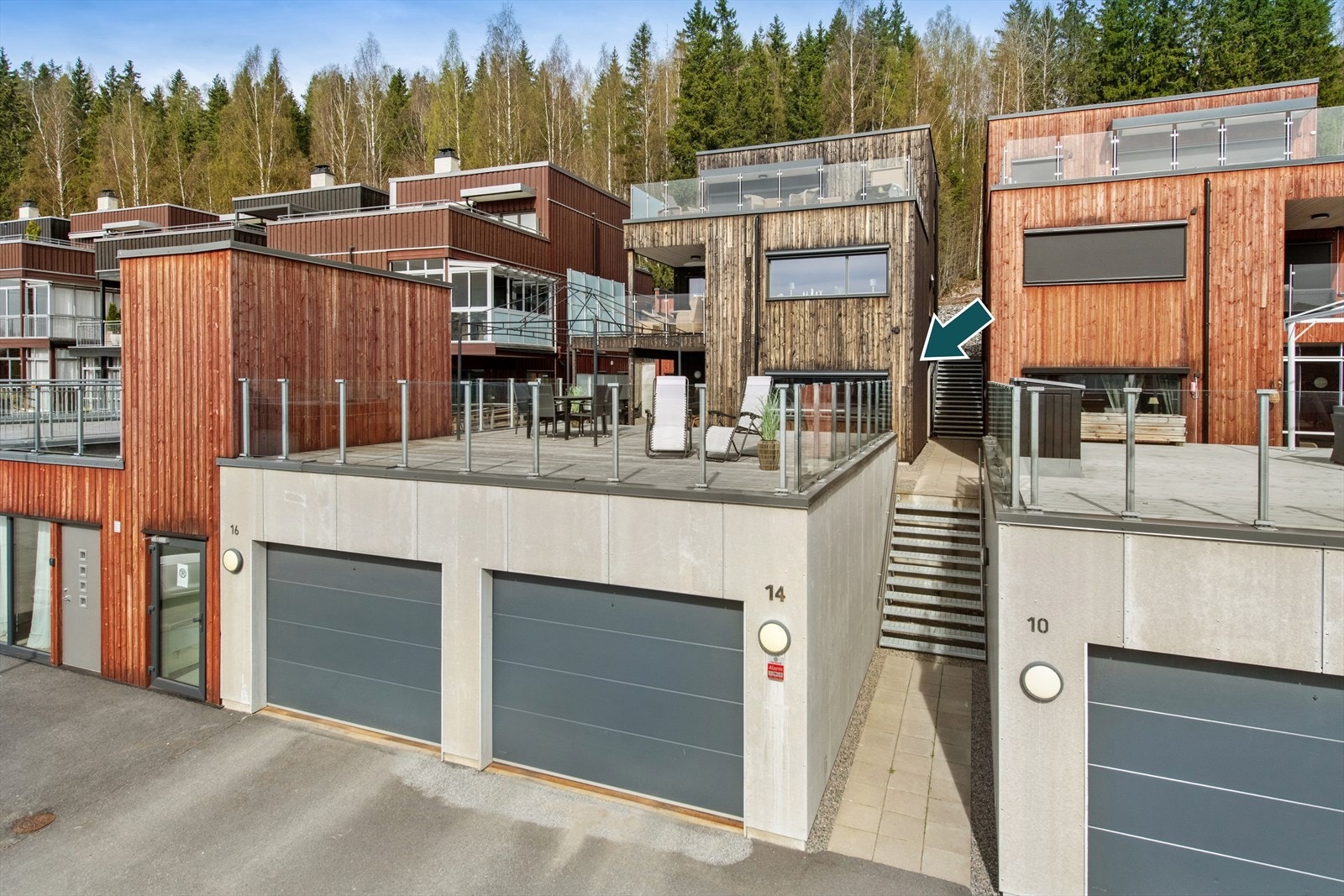 Fra garasjen kan du gå trappen eller ta heisen opp ett plan hvor leilighetens inngang er. Galleribilde