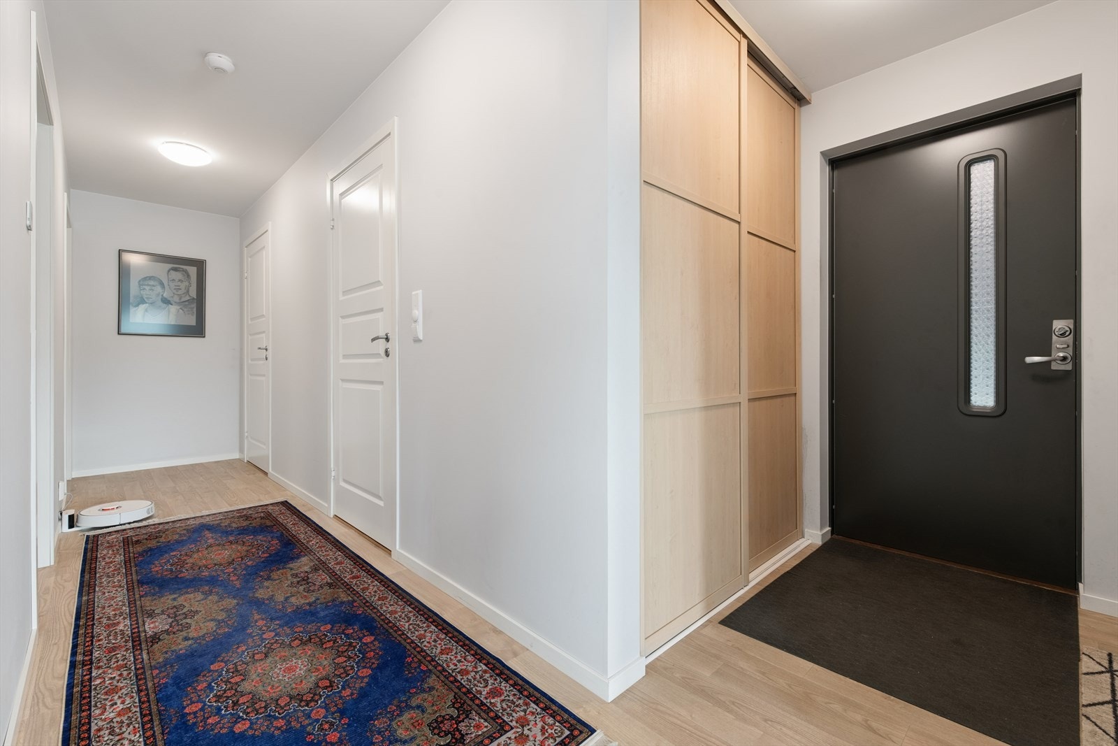 I entreen er det plastilpasset skyvedørsgarderobe. Galleribilde