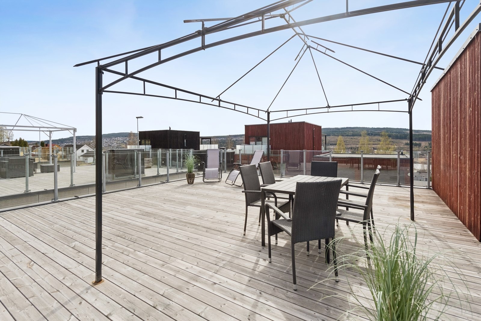Den store takterrassen over garasjen byr på god plass til hagemøblement. Galleribilde