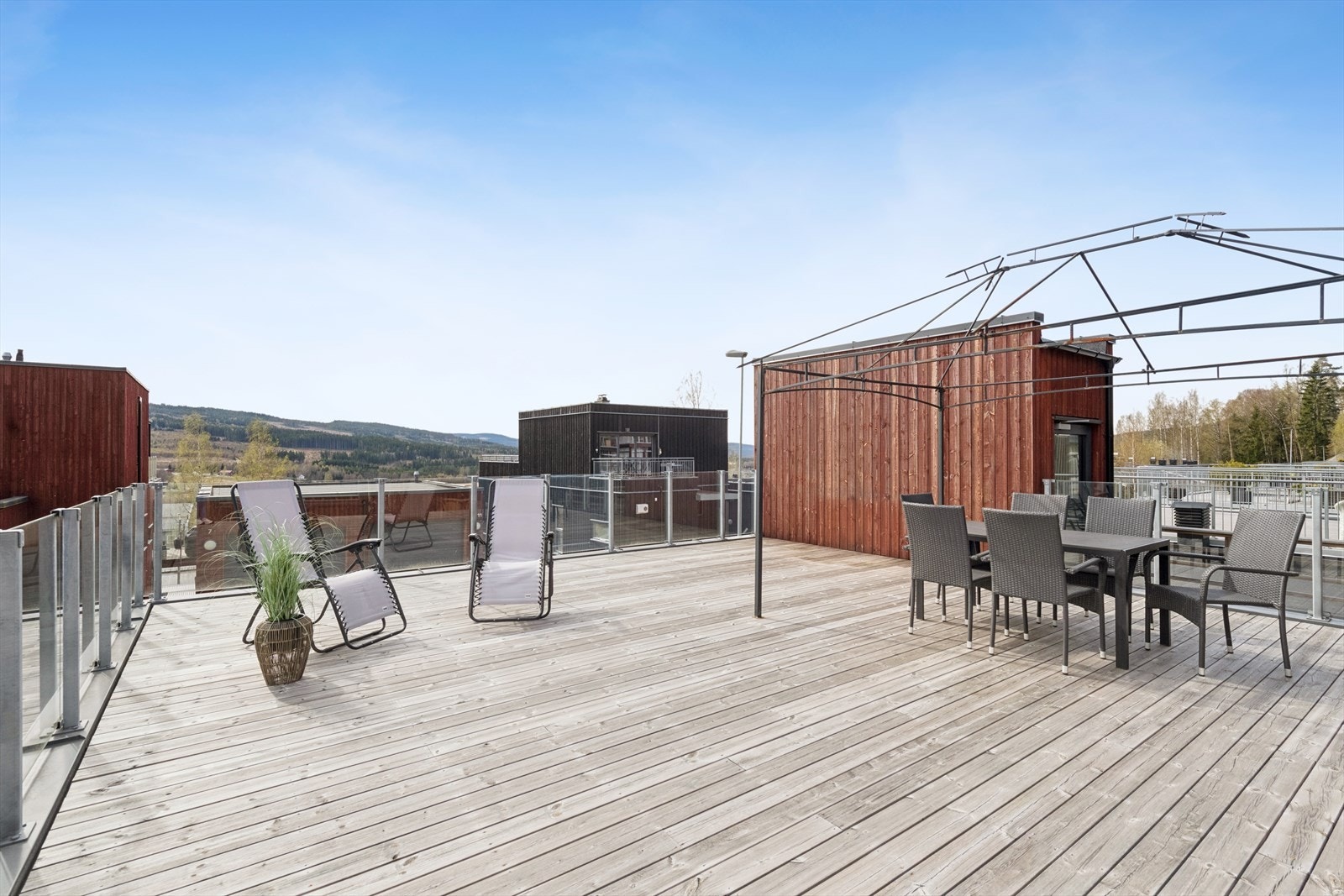 Det er gode solforhold og fin utsikt på terrassen. Galleribilde