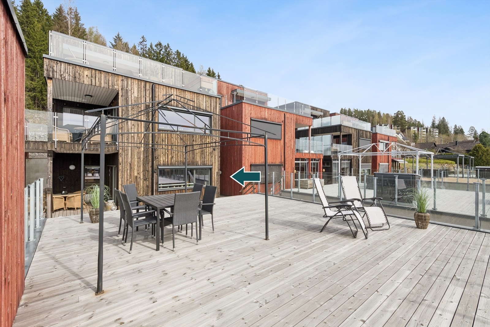 Leiligheten ligger i 1. etasje av den horisontaldelte tomannsboligen, med stor terrasse i front. Galleribilde