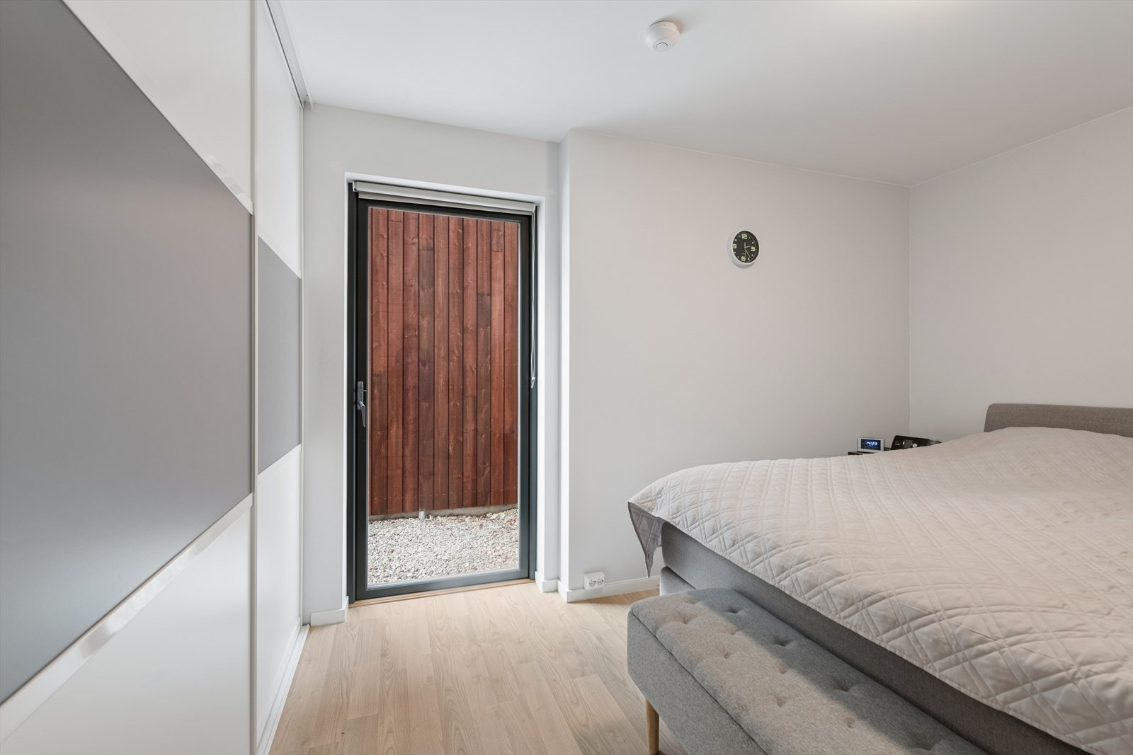 Hovedsoverommet har egen utgangsdør på enden. Galleribilde