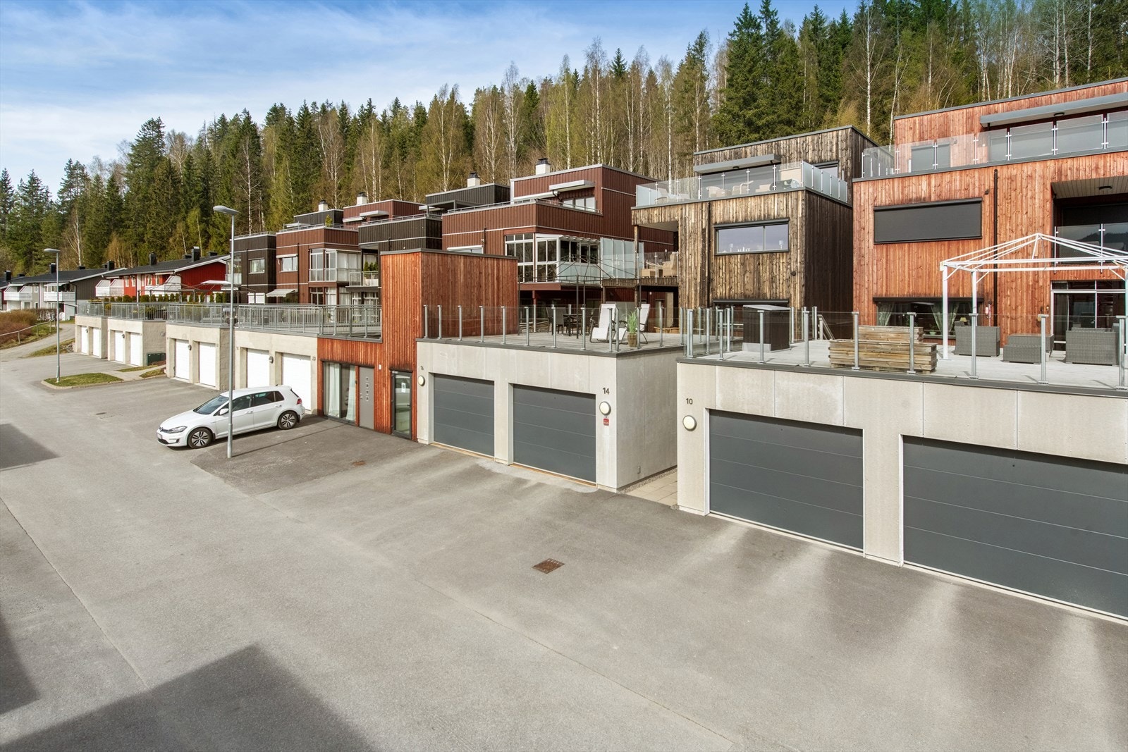 Under terrassen er det flislagt garasje med bod i bakkant. Galleribilde