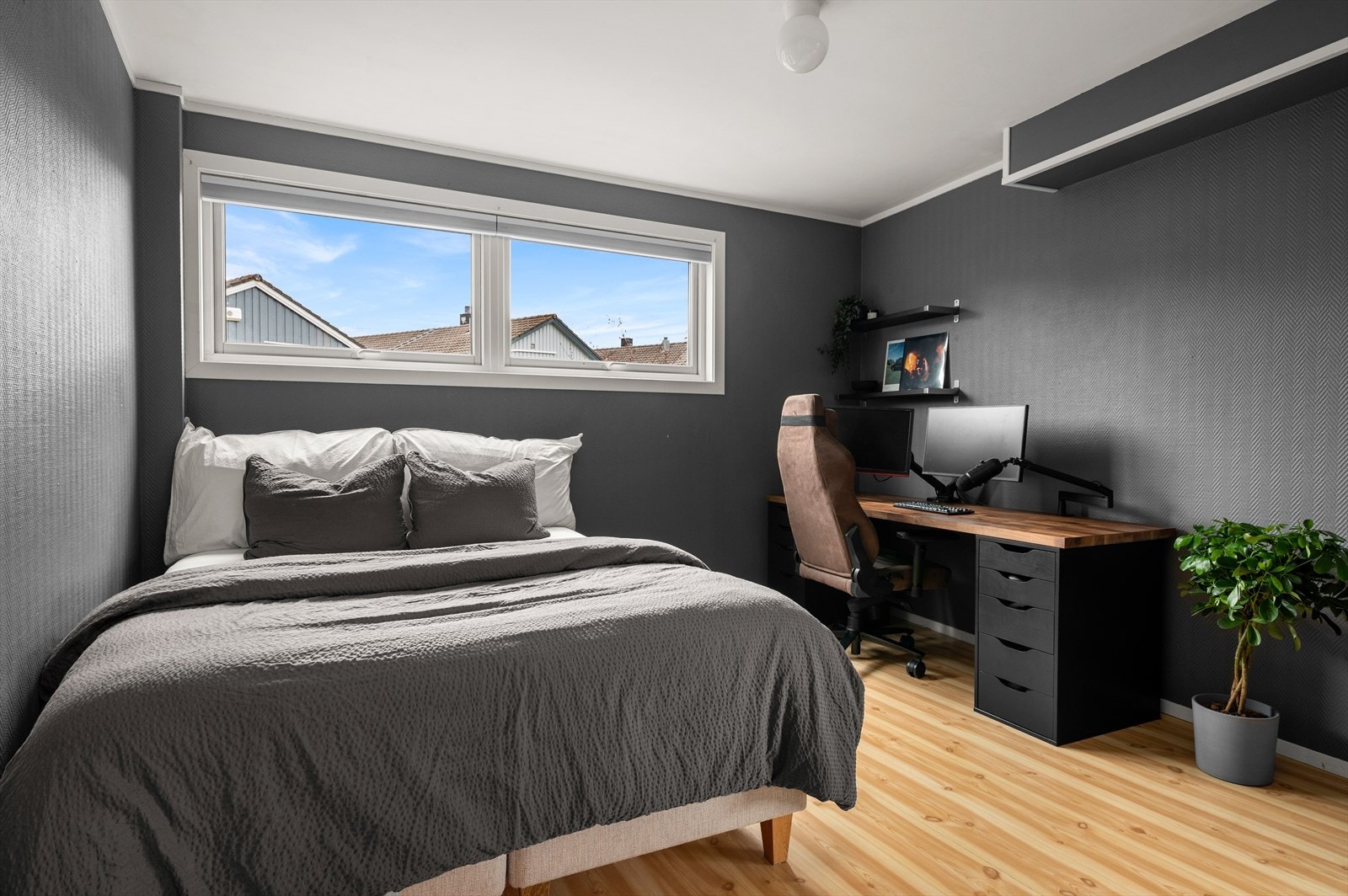 Hovedsoverommet er på 13m² med god plass til f.eks. seng med nattbord på begge sider eller kontorpult og et romslig garderobeskap. Galleribilde