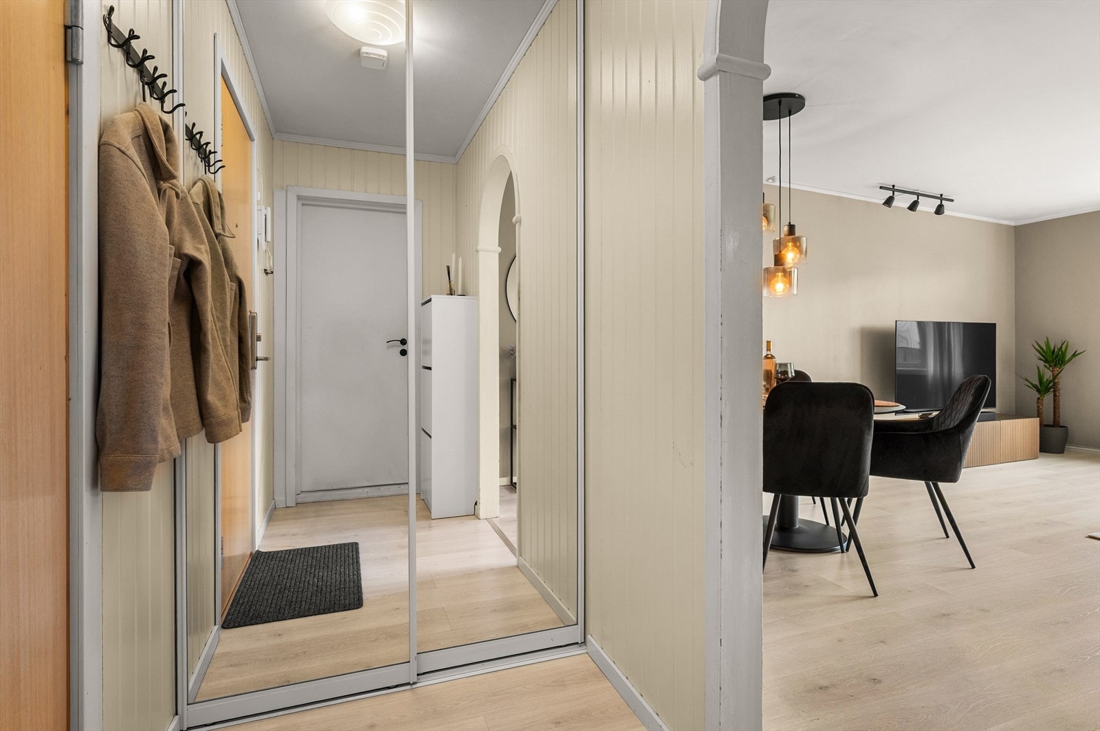 Entreen på 5m² innehar et praktisk integrert garderobeskap for oppbevaring. Galleribilde
