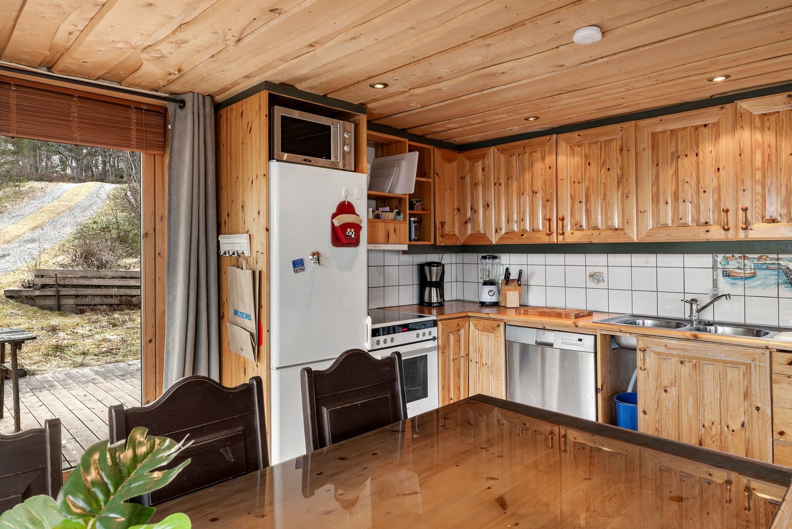 Kjøkkenet er utstyrt med kjøl/fryseskap, oppvaskmaskin og komfyr. Galleribilde