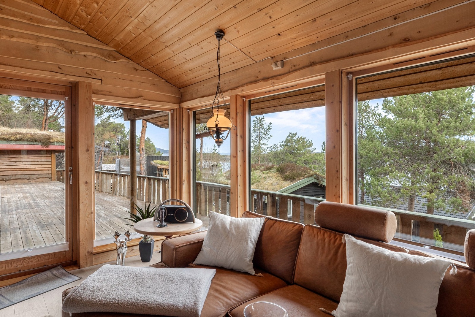 Fra stuen er det utgang til en større terrasse Galleribilde