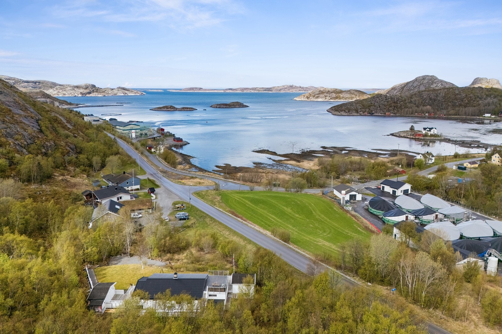 Fin beliggenhet med gode solforhold og utsikt mot havet og Hurtigruteleia. Galleribilde