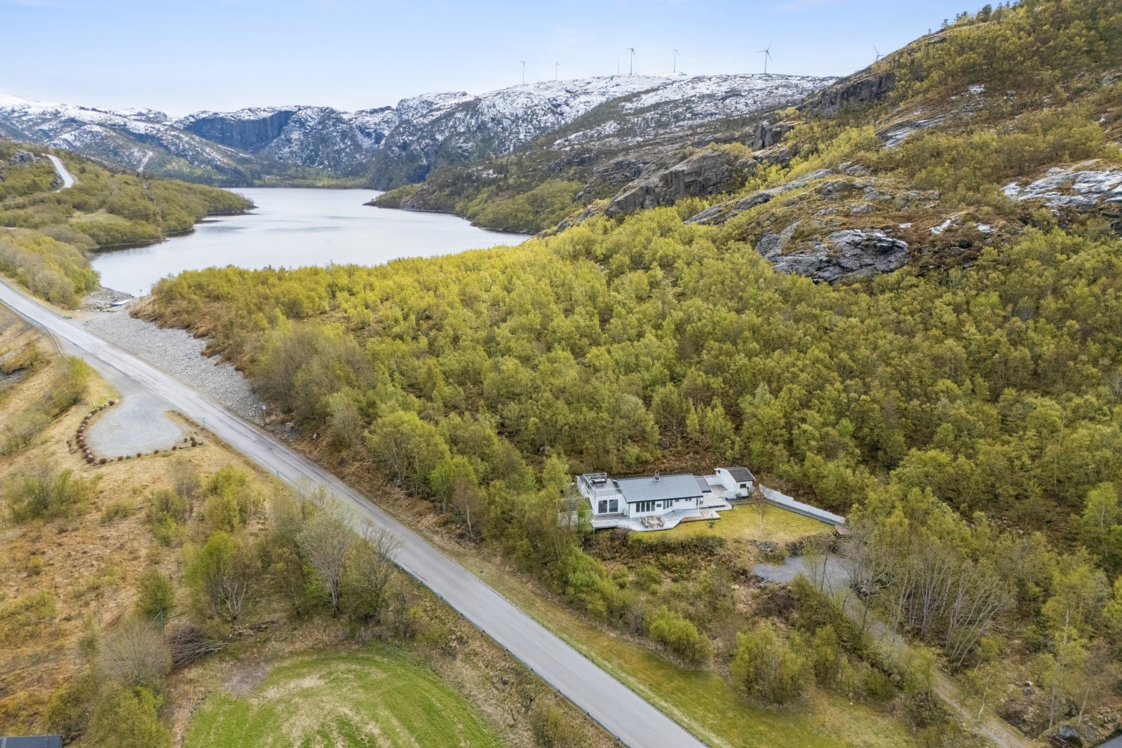 Hytta ligger kun 2 minutters spasertur unna Vikvatnet med fin badestrand. Galleribilde