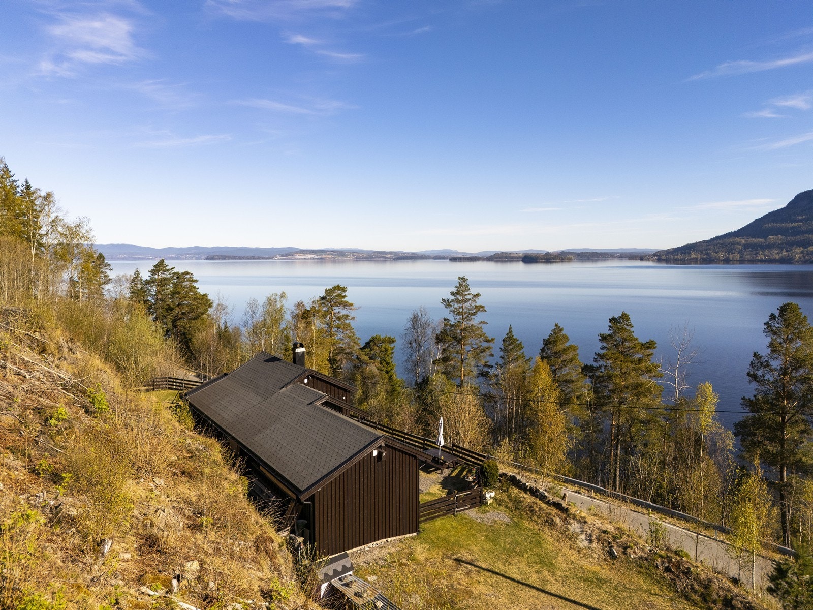 En sjarmerende og usjenert fritidseiendom med flott utsikt over Tyrifjorden. Galleribilde
