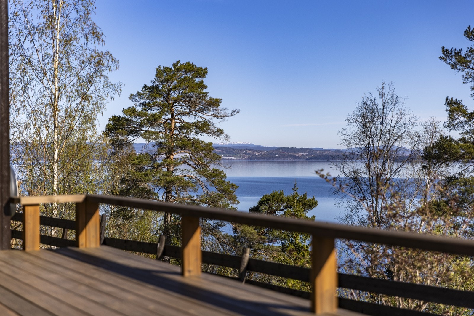 Fra terrassen og hytta er det en flott utsikt over Tyrifjorden. Galleribilde