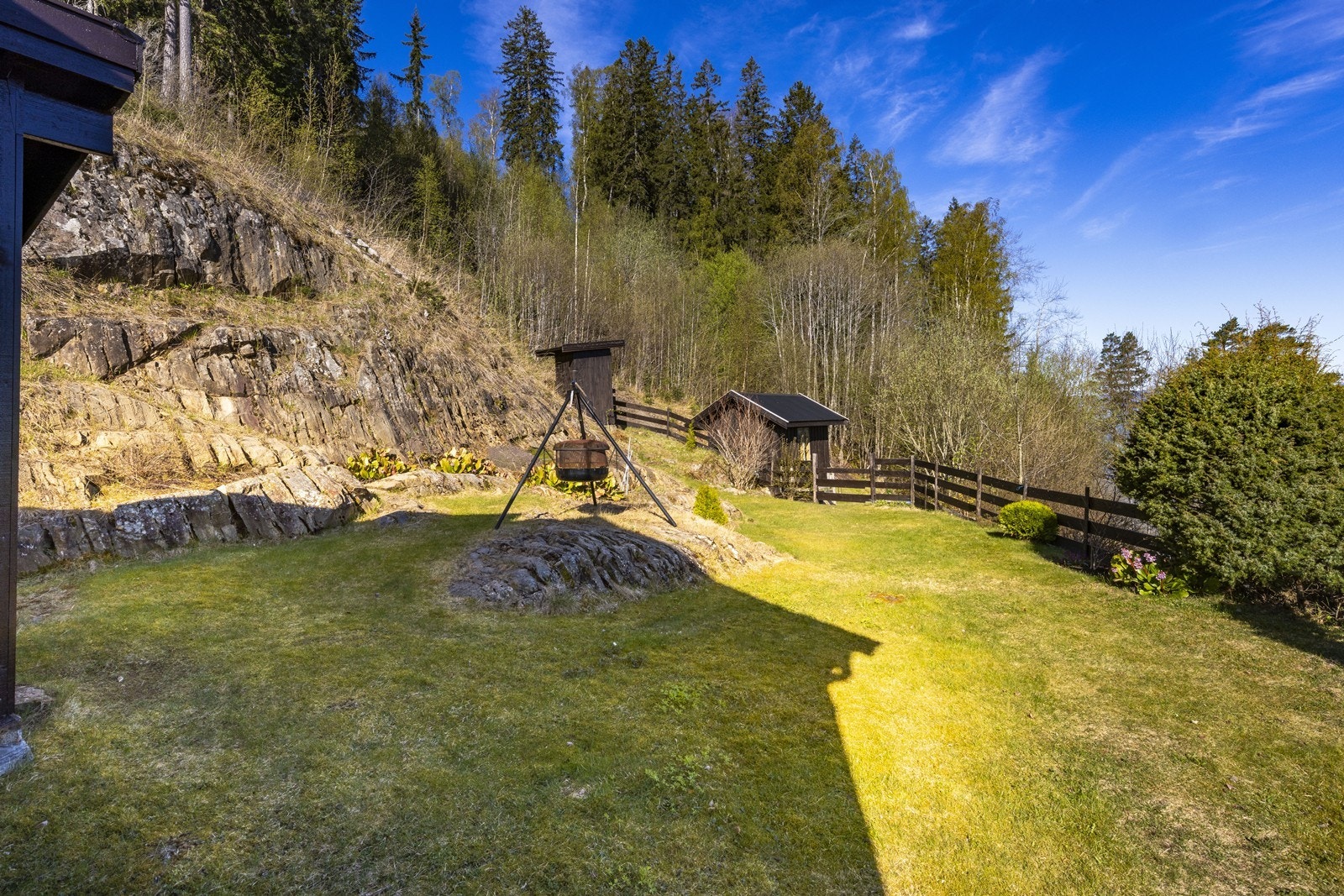 På tomten finnes også en frittstående utedo og en nyere bod. Galleribilde