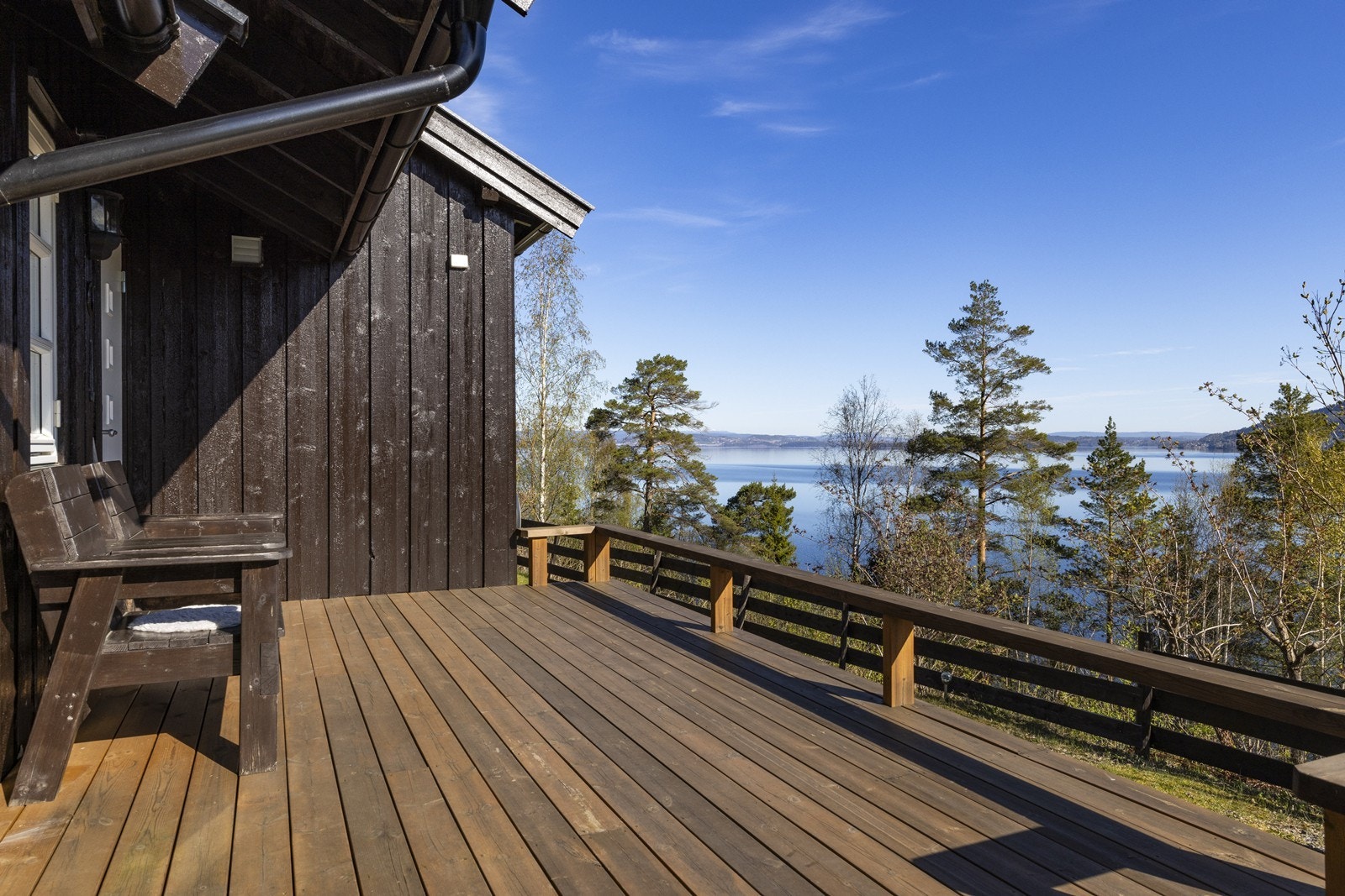 Terrassen på 13 m² er bygget i impregnert trevirke og fundamentert på betong. Galleribilde