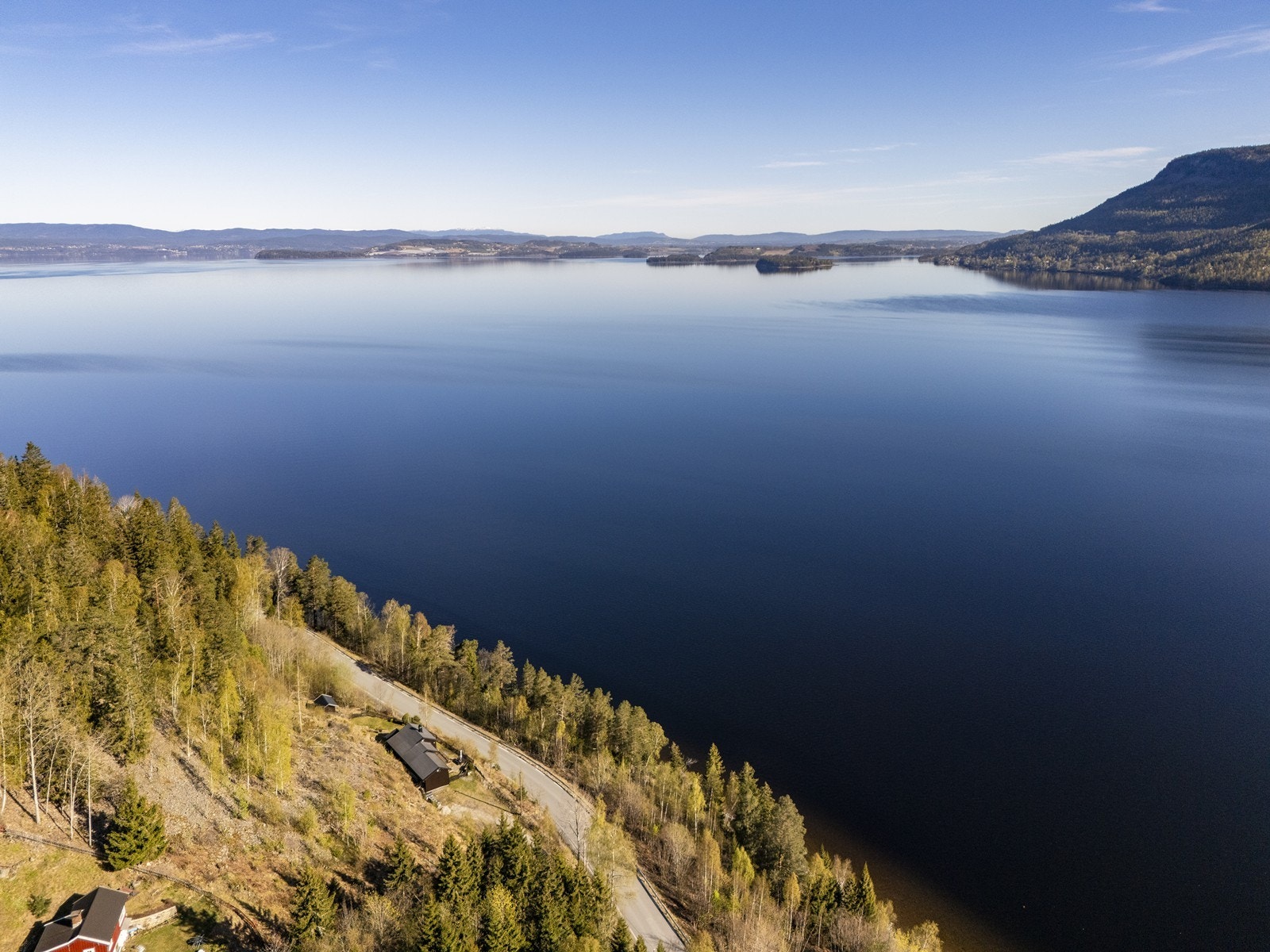 En idyllisk beliggenhet med vidstrakt utsikt over fjorden og det omkringliggende landskapet. Galleribilde
