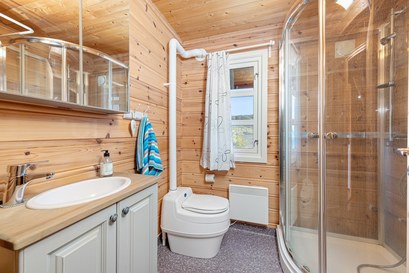 Badet ble oppgradert i 2012 og er utstyrt med dusjkabinett, Separett-toalett og vinylbelegg på gulv. Galleribilde