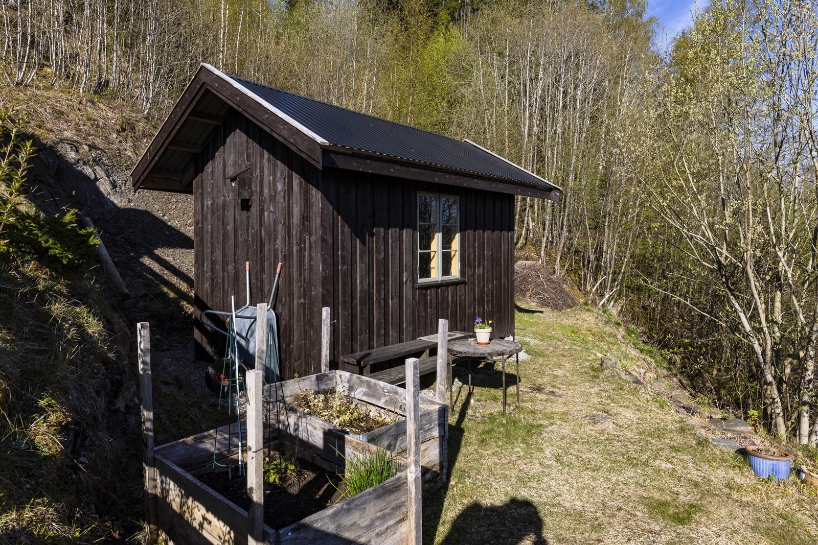 Praktisk, uisolert bod på 8 m² sikrer ekstra lagringsplass. Galleribilde