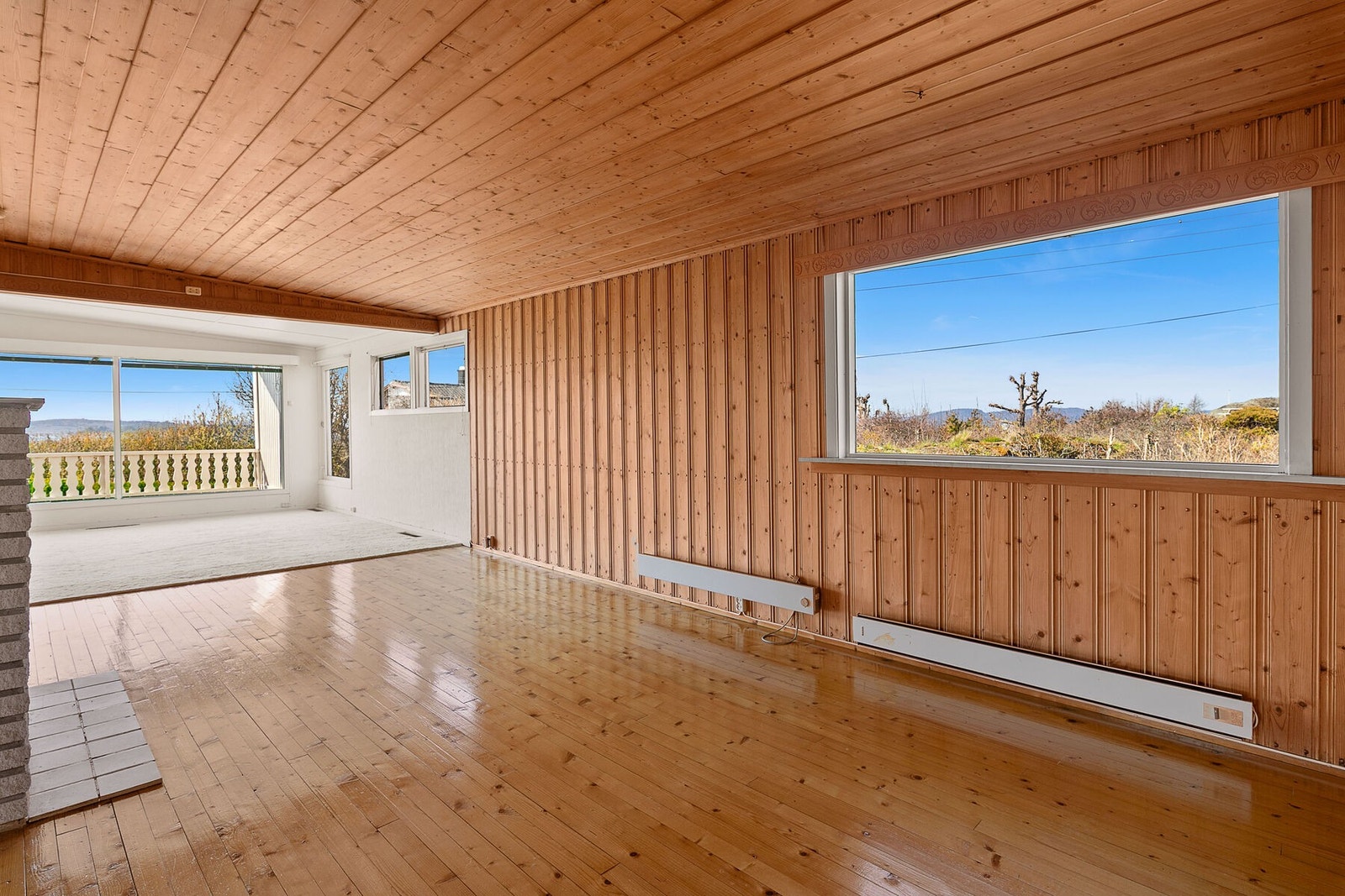 Store vindusflater sikrer rikelig med lysinnslipp. Galleribilde