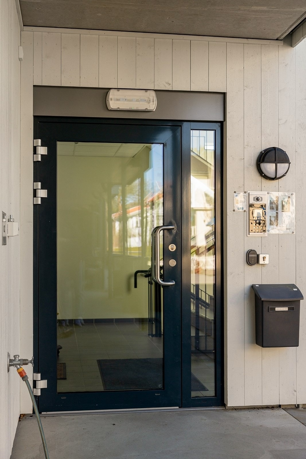Sikret og felles inngangsparti for beboerne. Galleribilde