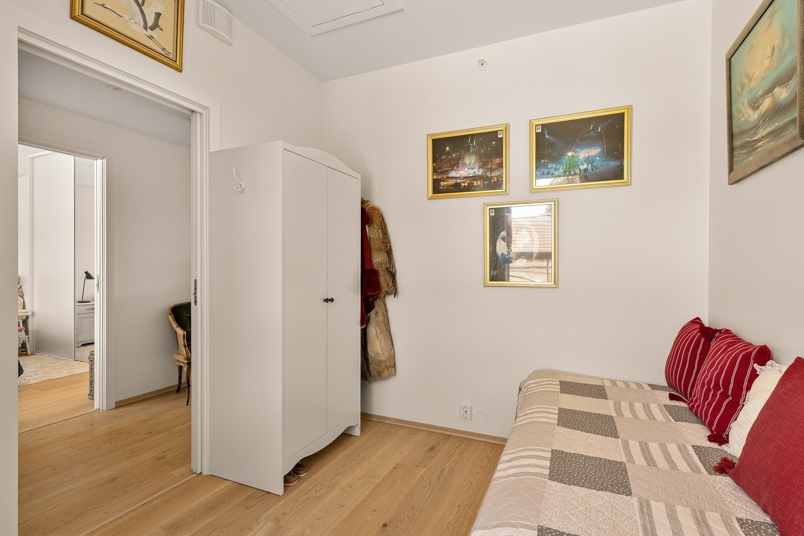 Leilighetens andre soverom, med plass til seng og garderobeløsning. Galleribilde