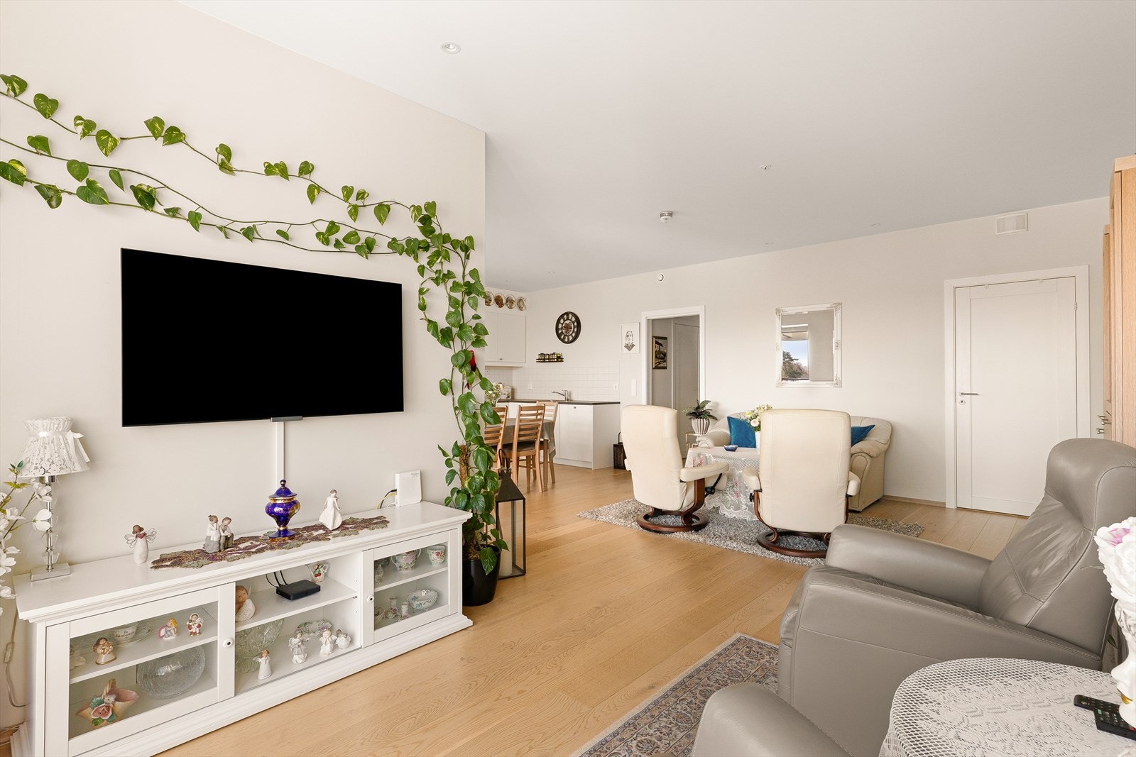 Malte plater i taket med downlights gir en jevn og behagelig belysning i stuen. Galleribilde