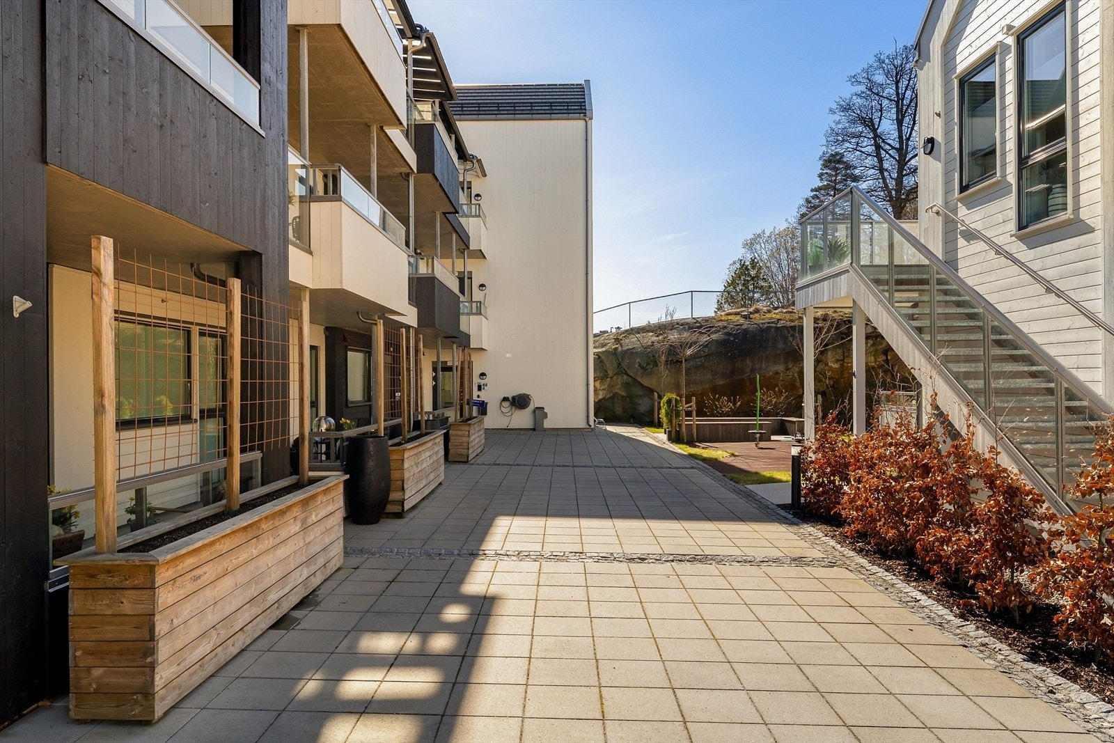 Pent opparbeidede fellesområder med beplantning og gangstier. Galleribilde