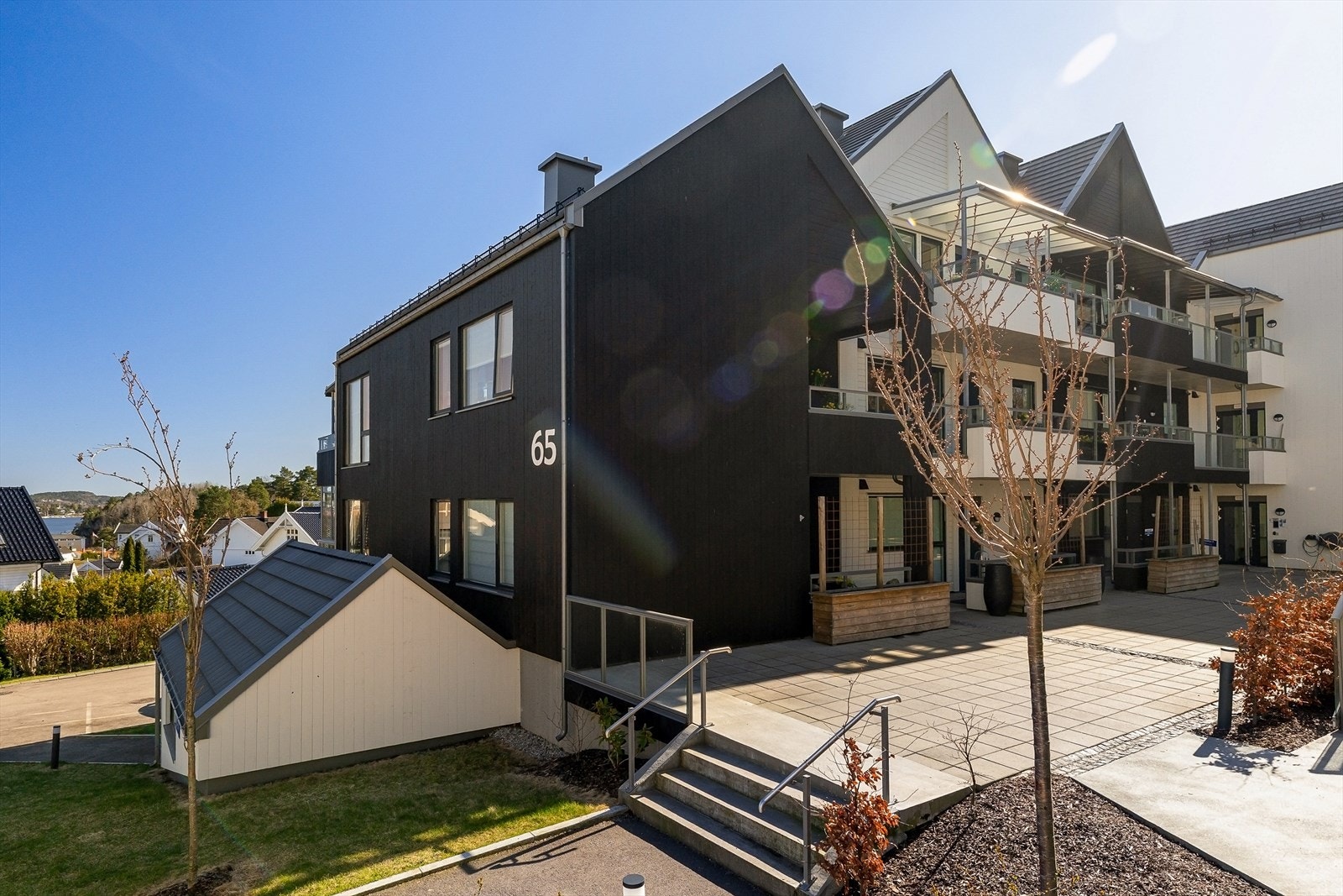 Bygget har en moderne arkitektur med saltak tekket med betongtakstein. Galleribilde