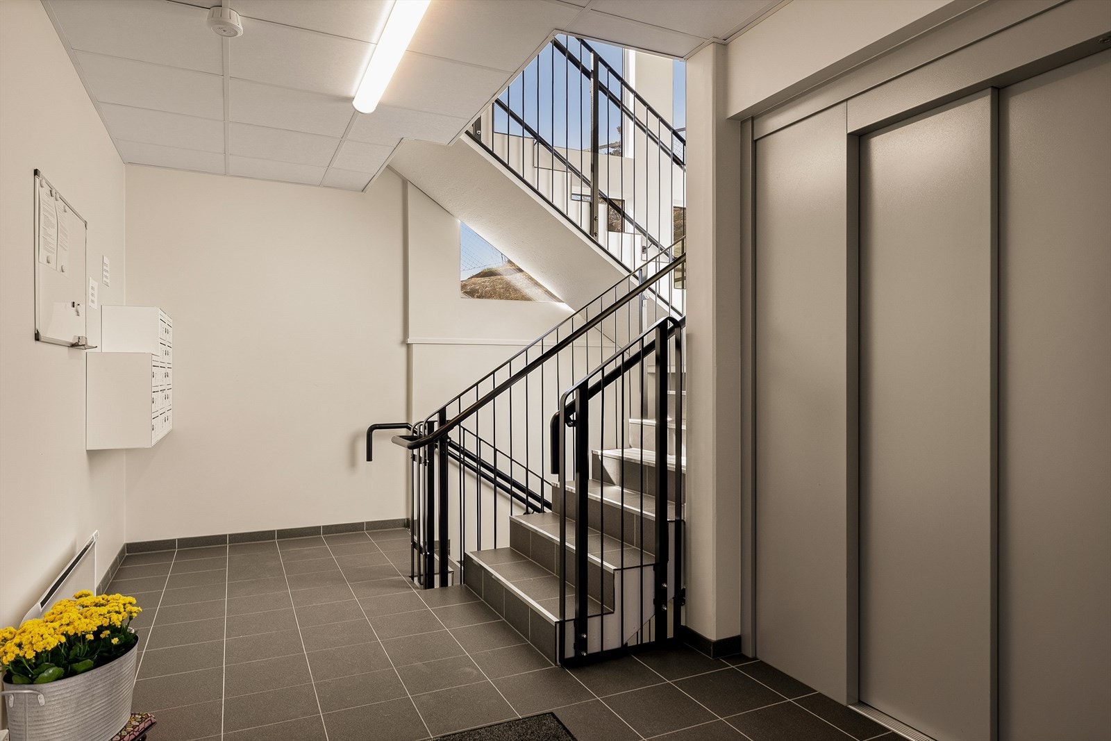 Bygget har heis og trappegang mellom etasjene. Galleribilde