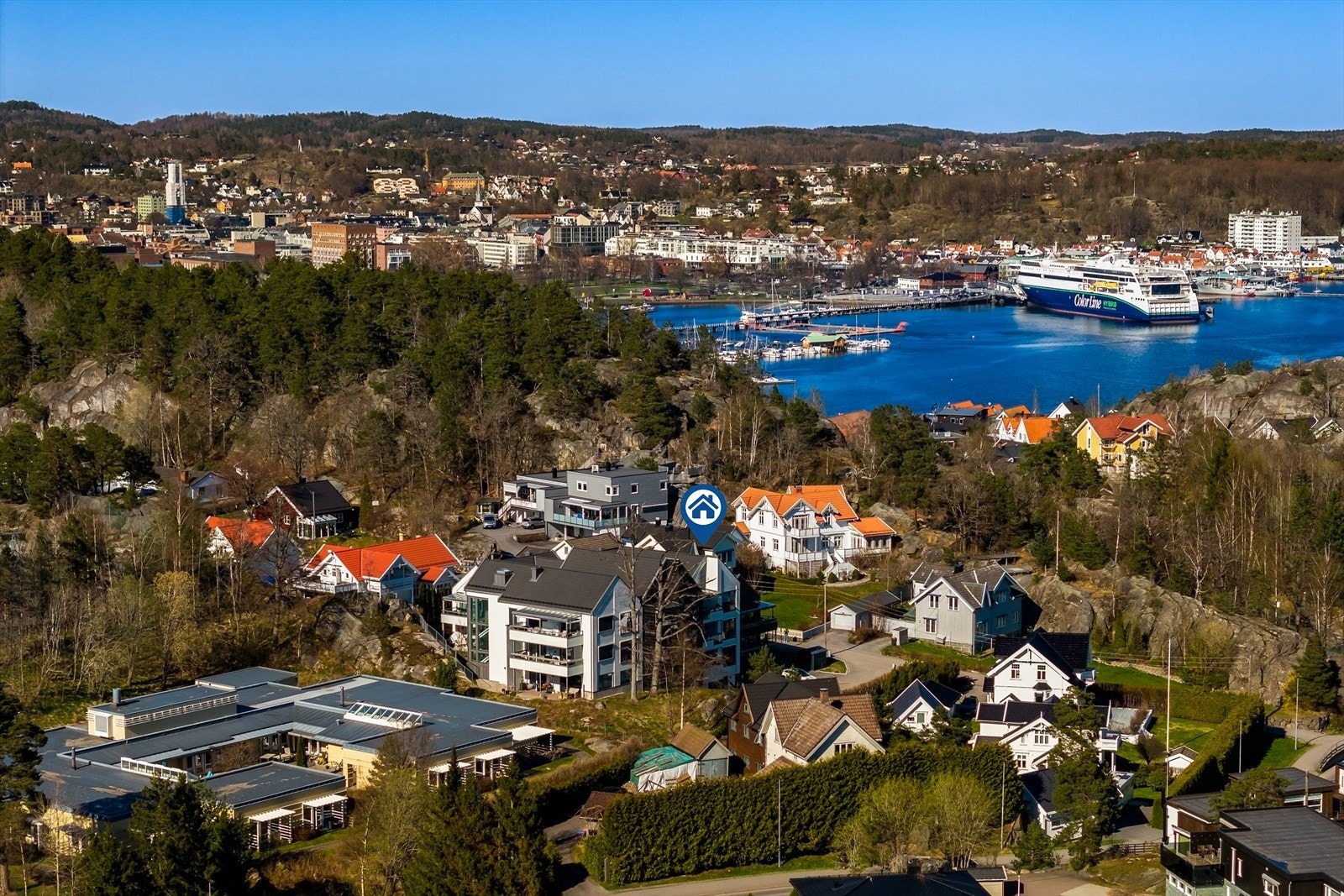 Fra eiendommen er det kort vei til Sandefjord sentrum og Hvaltorvet Kjøpesenter, kun 6 minutter med bil. Galleribilde