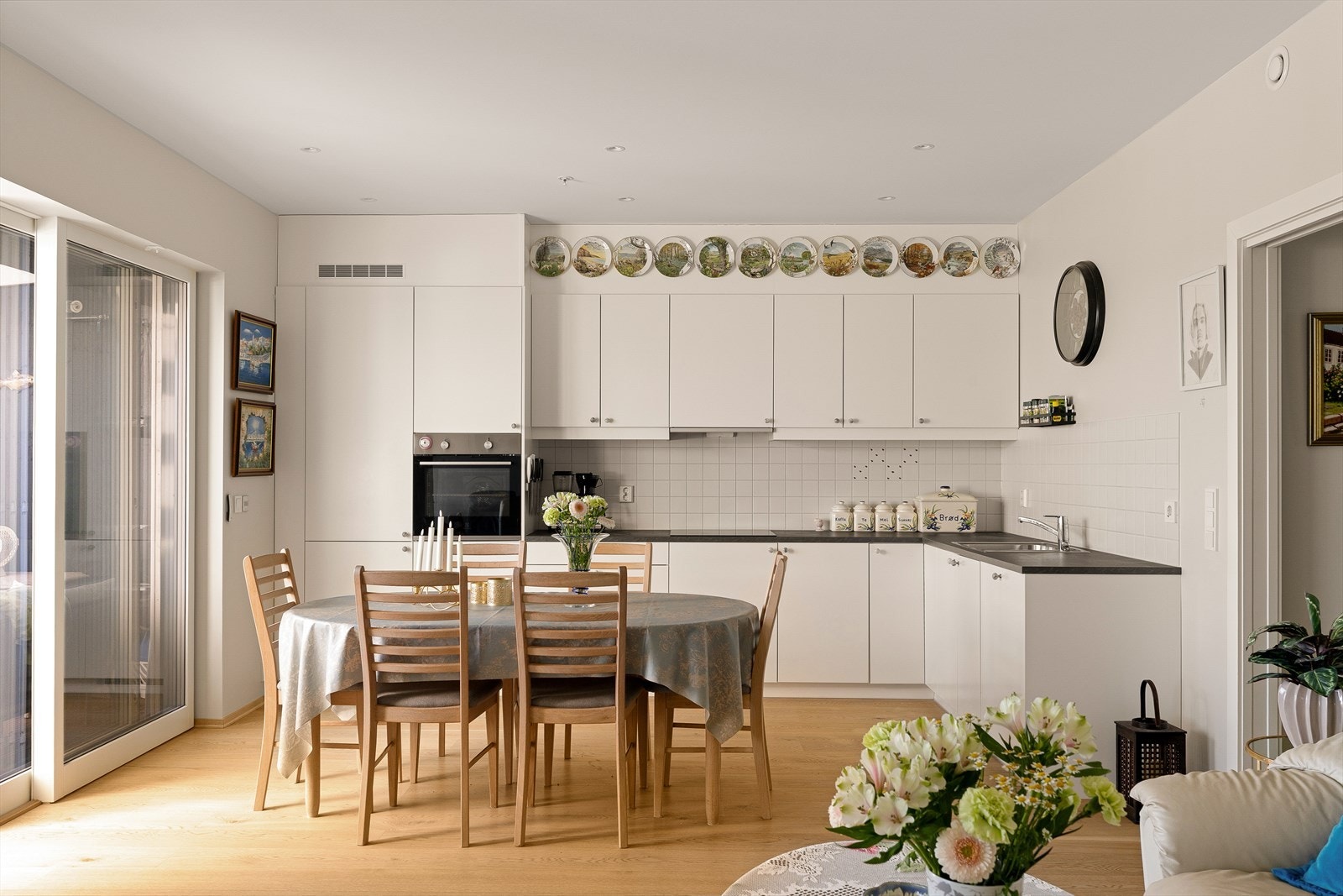 Skyvedør i 3-lags glass fører ut til balkongen og slipper rikelig med lys inn i rommet. Galleribilde