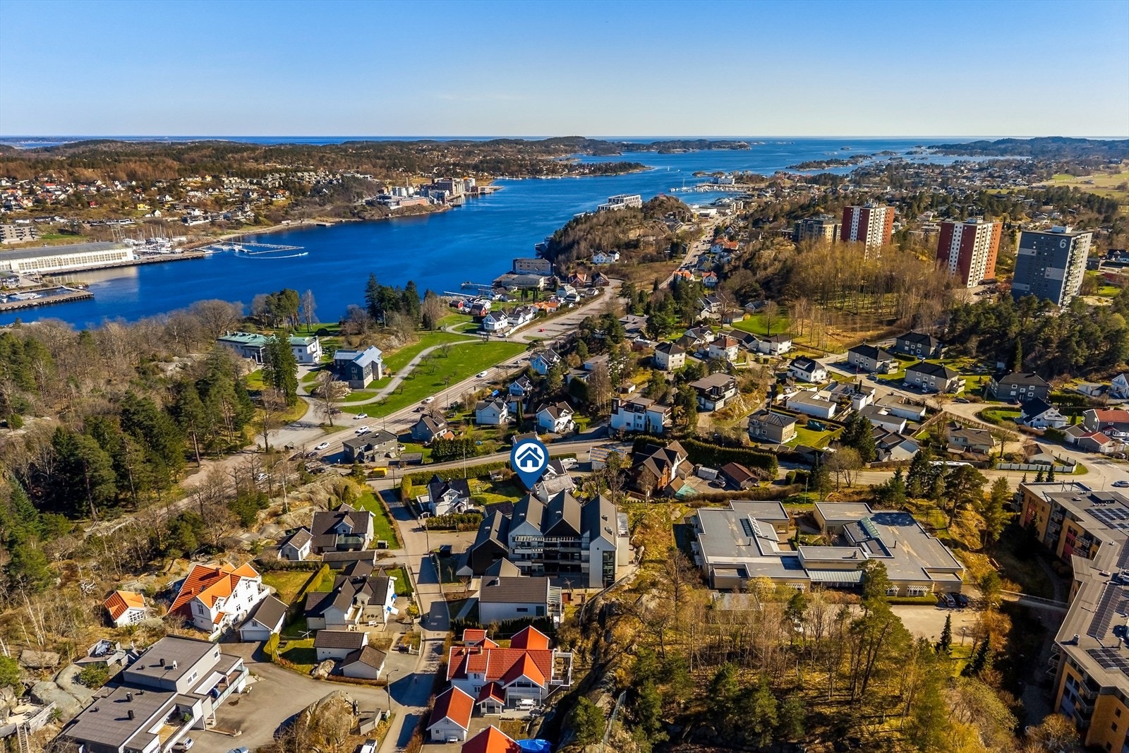 Området byr på nærhet til både skog, mark og sjø. Galleribilde