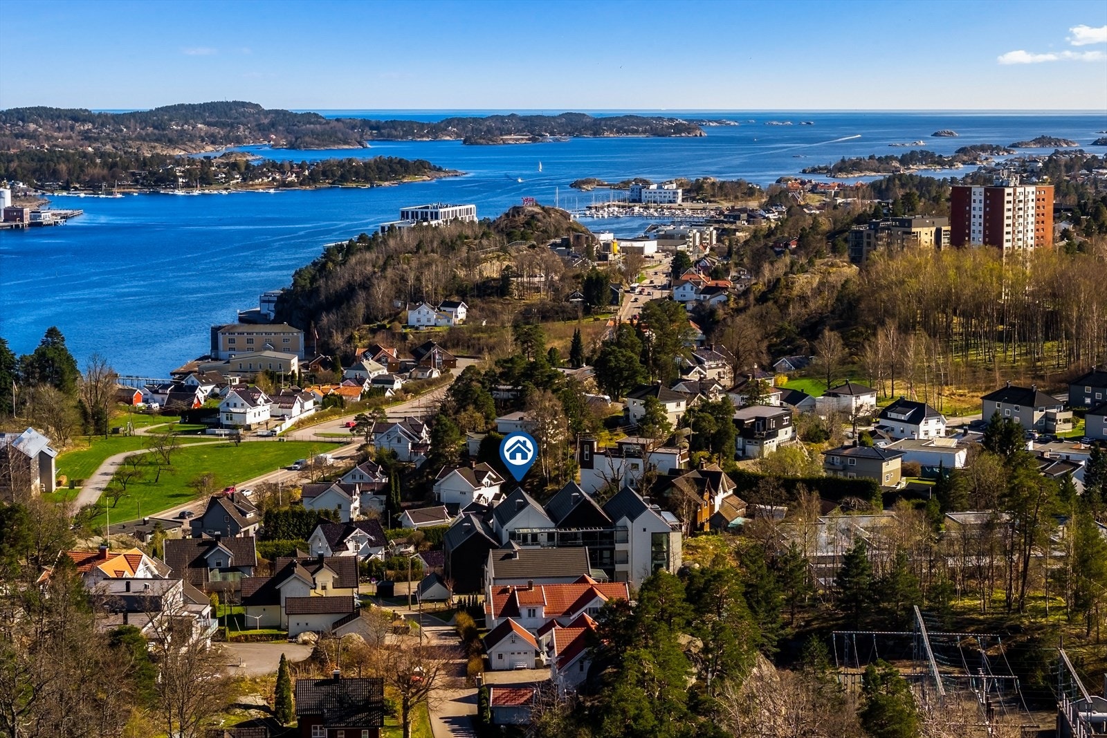 Leiligheten ligger høyt og fritt med utsikt over Ranvik og innseilingen til Sandefjord. Galleribilde