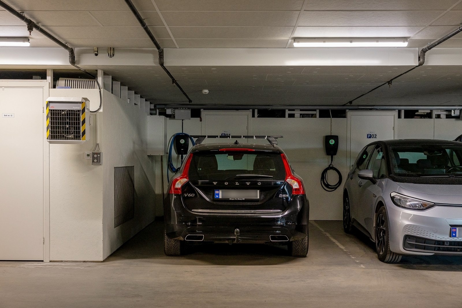 Det medfølger en bod på 5 m² og en oppmerket biloppstillingsplass i felles parkeringsanlegg. Galleribilde