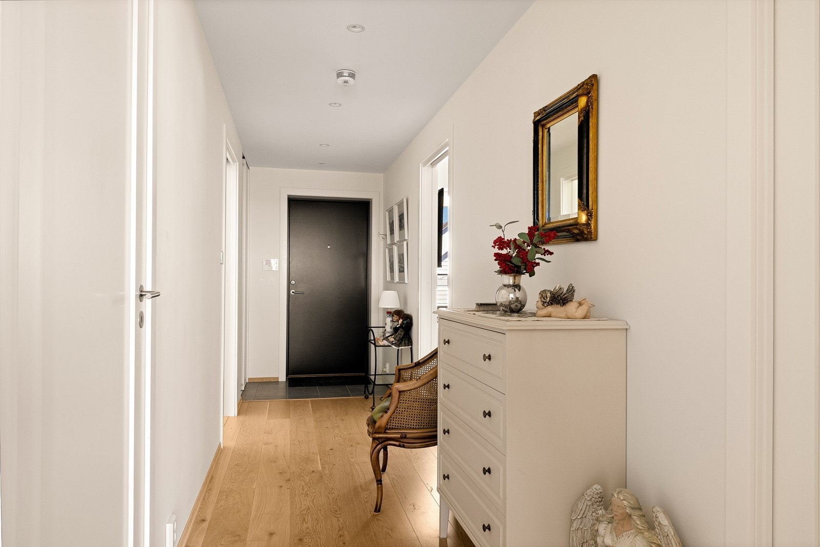 Gangen har fliser ved inngangspartiet og 1-stavs parkett videre innover. Vannbåren gulvvarme gir en lun velkomst. Galleribilde