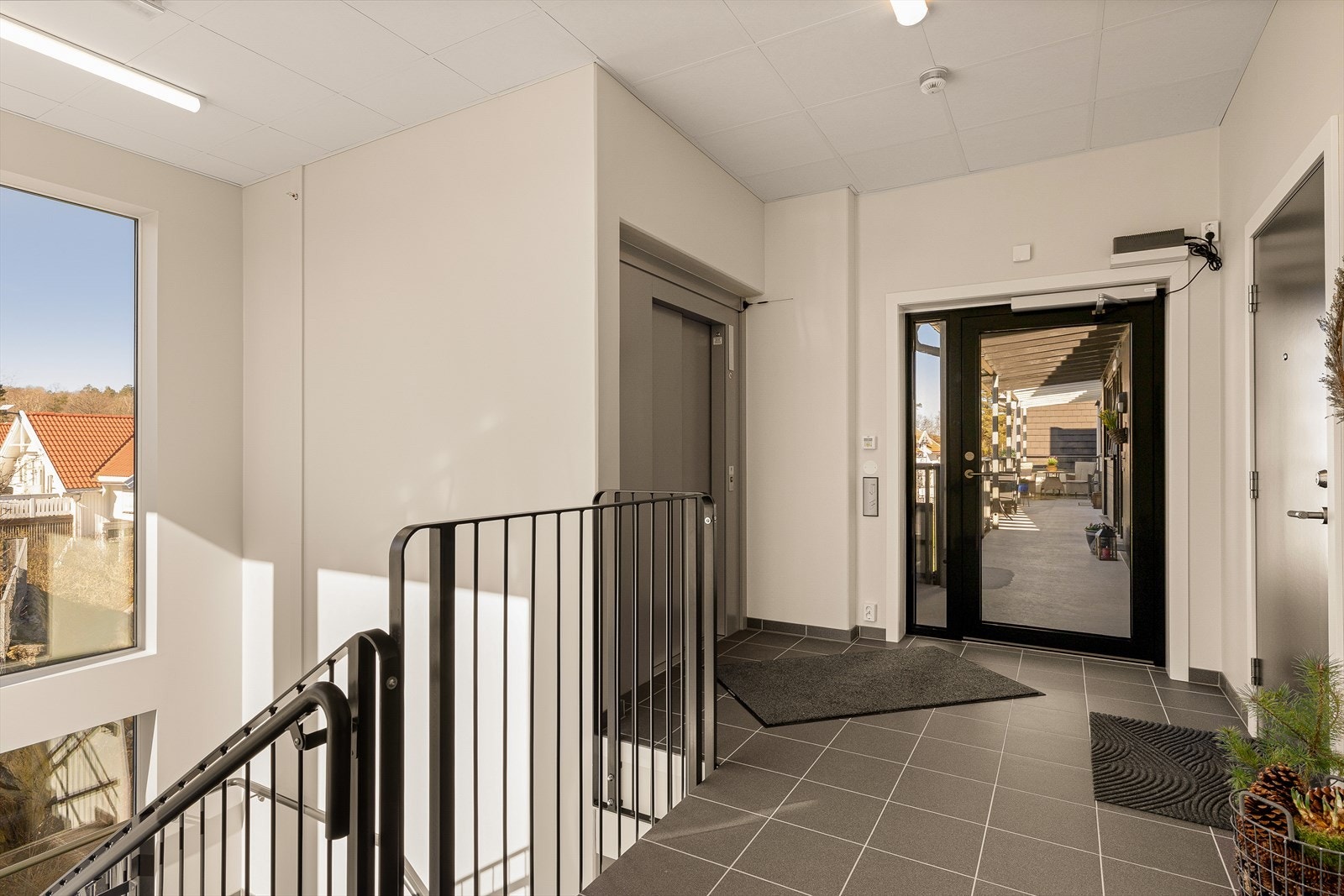 Felles inngangsparti og adkomst til leiligheten via overbygd svalgang. Galleribilde