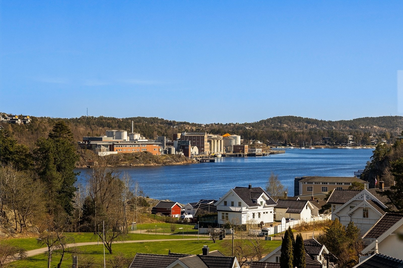 Fin utsikt over fjorden fra leiligheten. Galleribilde
