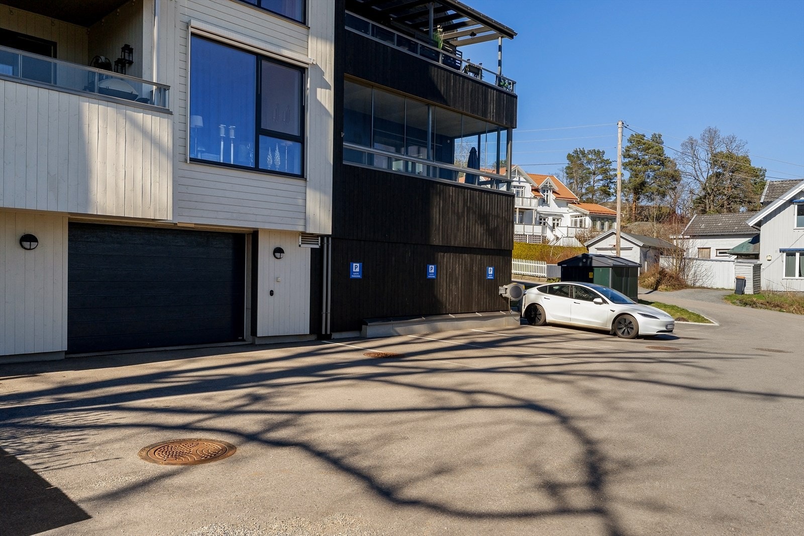 Gode parkeringsmuligheter på borettslagets tomt. Galleribilde