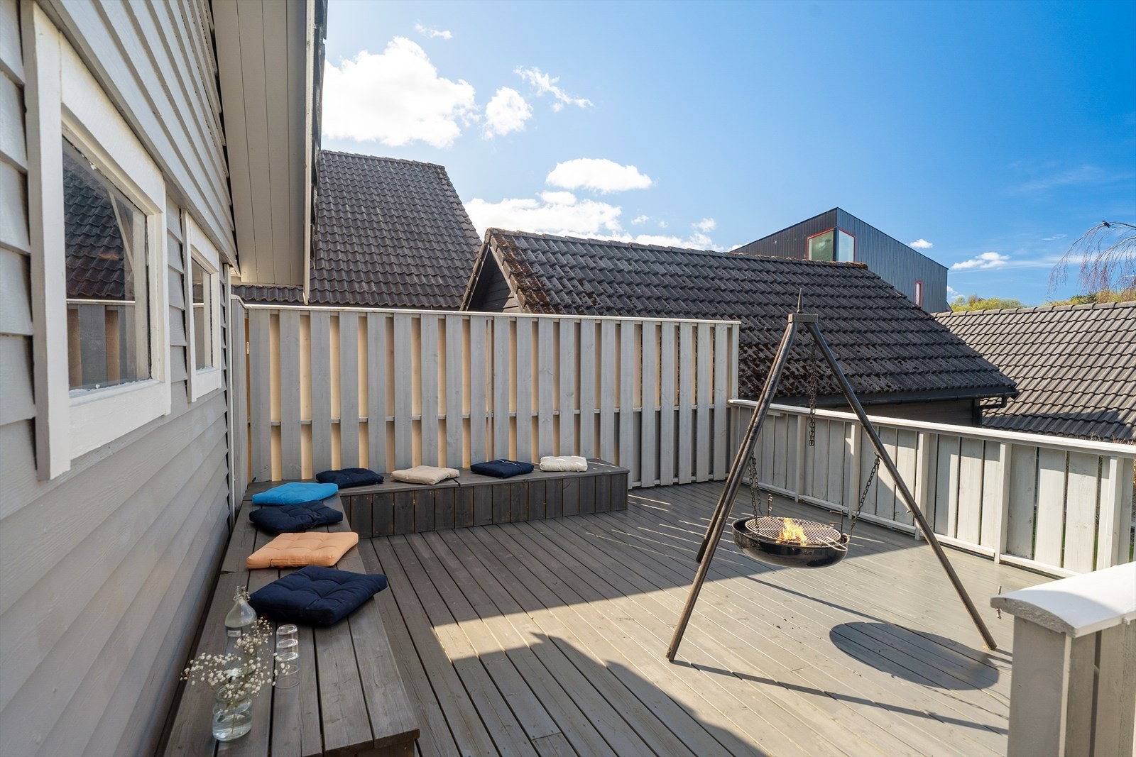 Stor vestvendt terrasse med gode solforhold Galleribilde