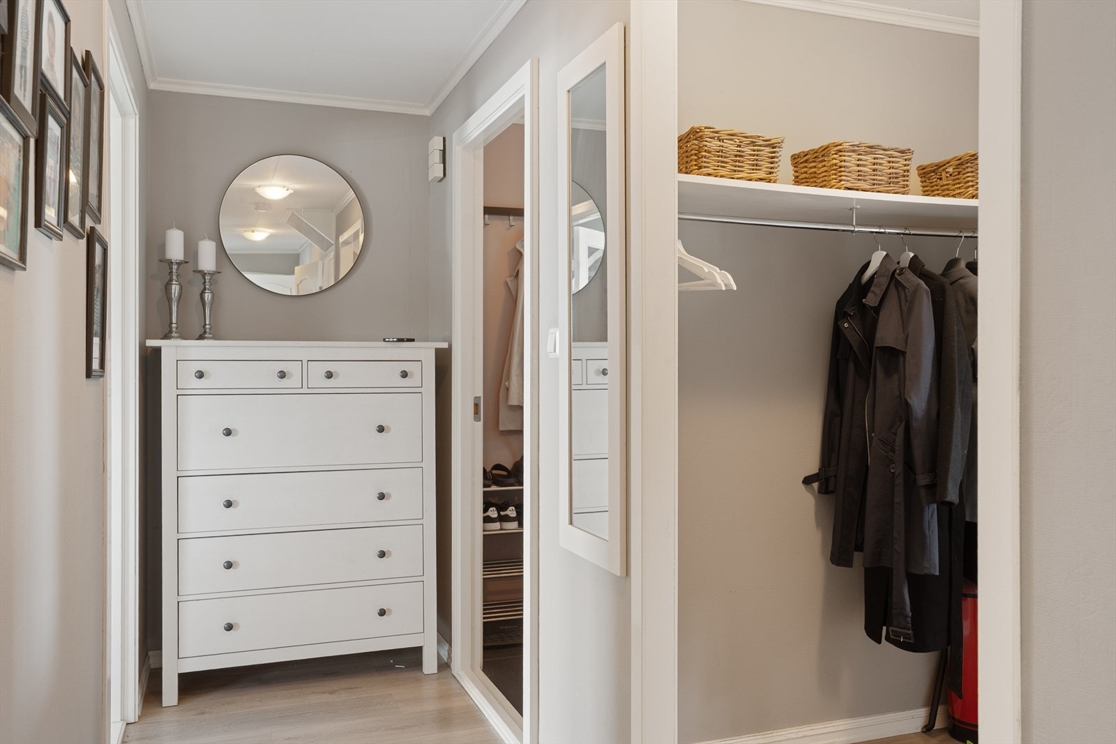 Garderobe med god plass til oppbevaring av yttertøy Galleribilde