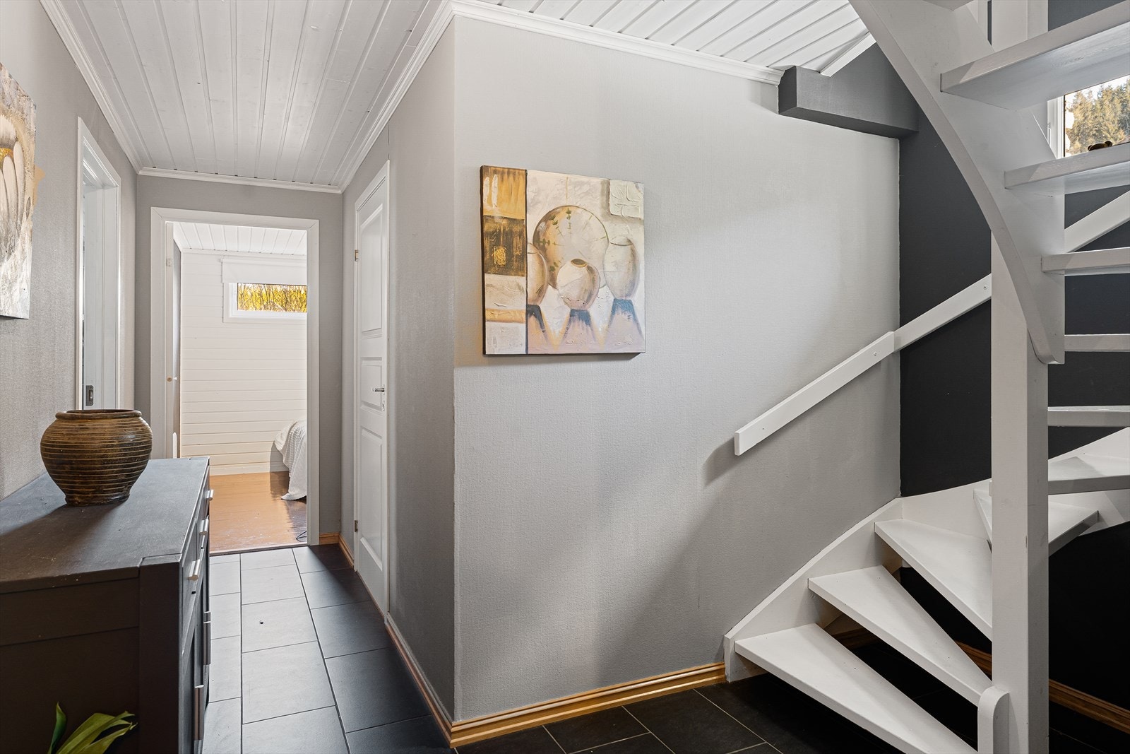Trapp ned til flislagt hall Galleribilde