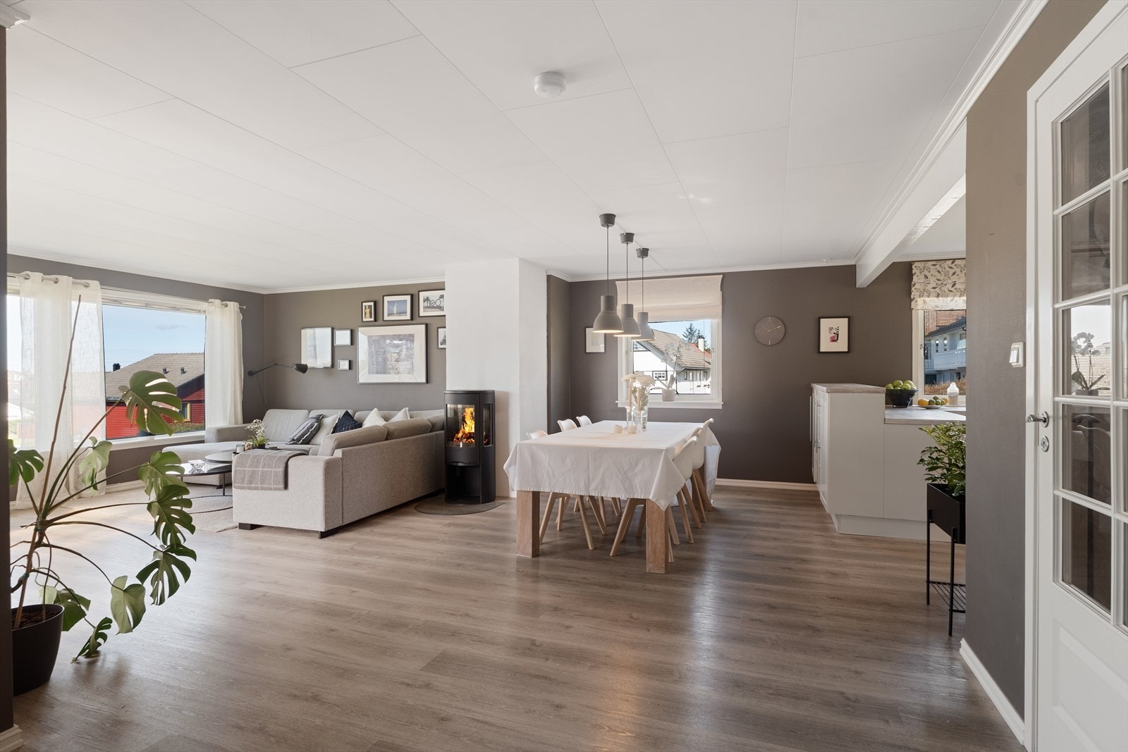 Gode møbleringsmuligheter med god plass til sofagruppe og spisebord Galleribilde