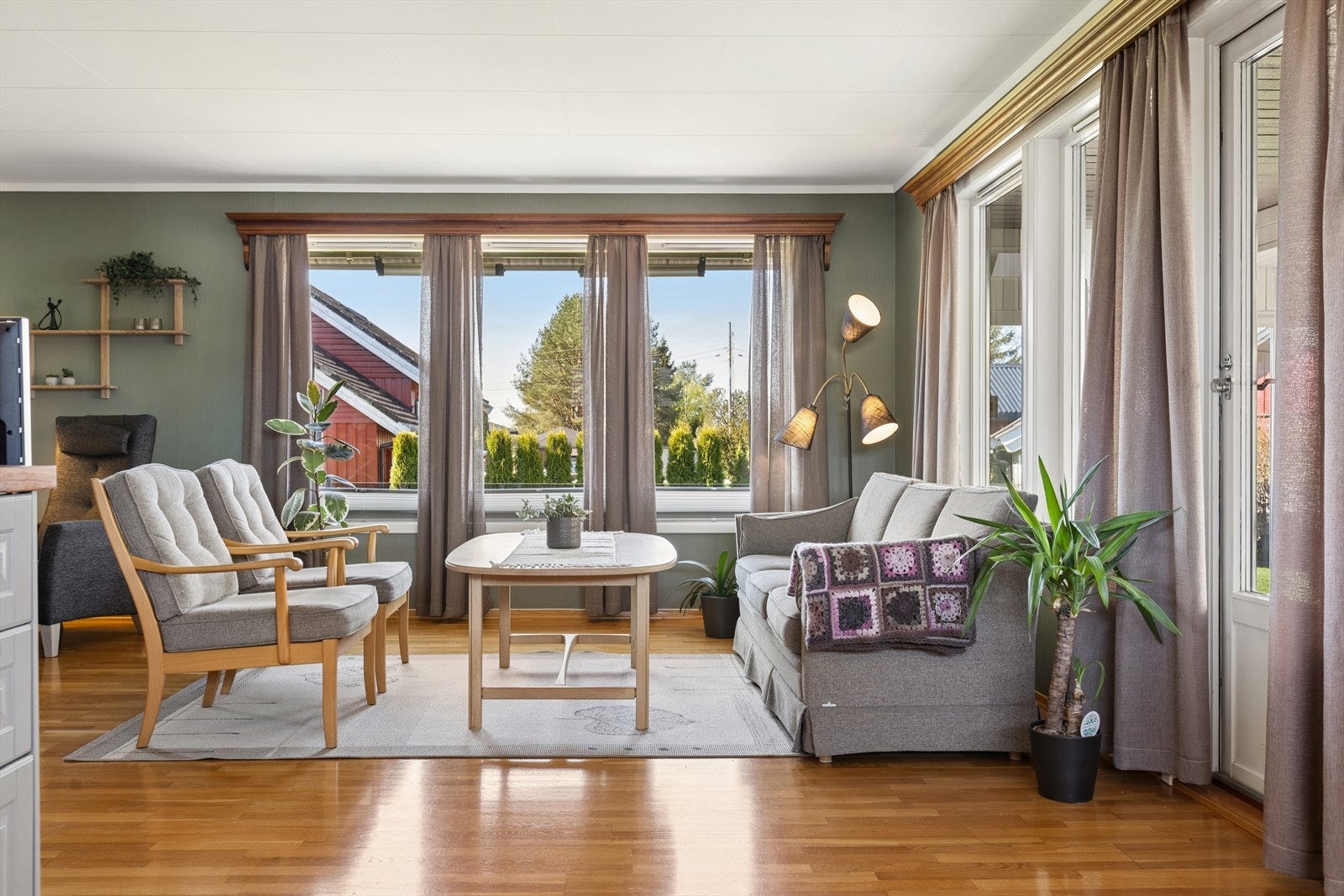 Romslig stue med plass til møblering i flere soner. Galleribilde