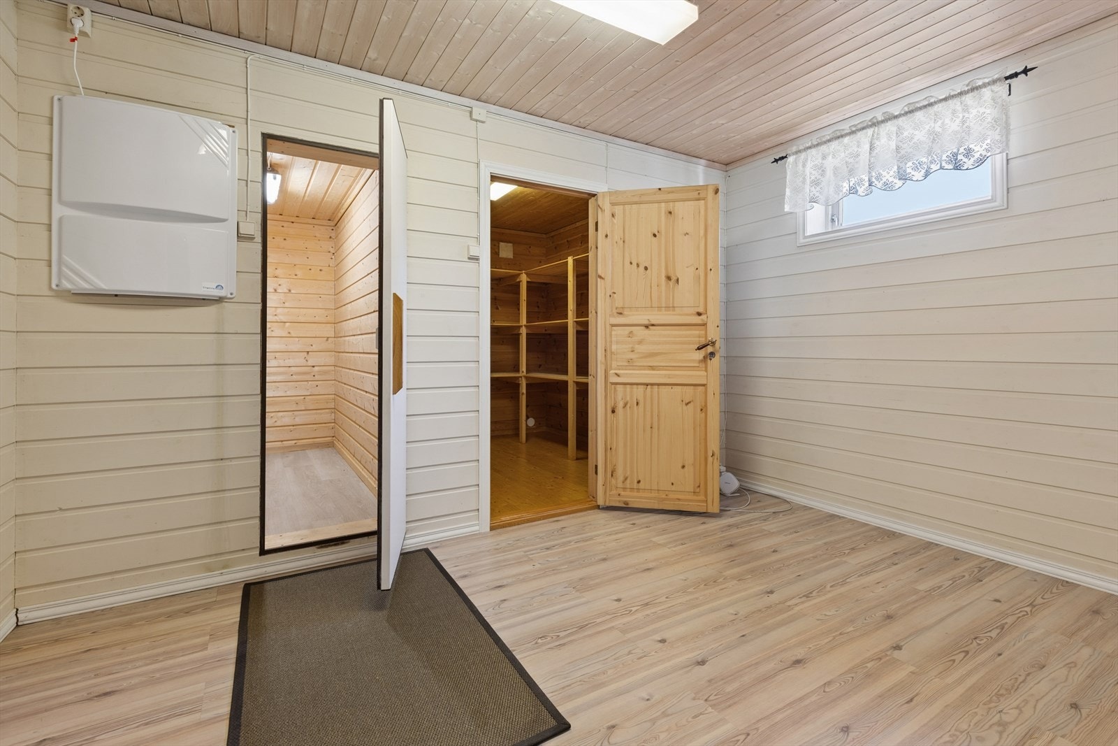 Kjelleren byr på rikelig med lagringsplass, inkludert et eget kjølerom og flere boder. Galleribilde