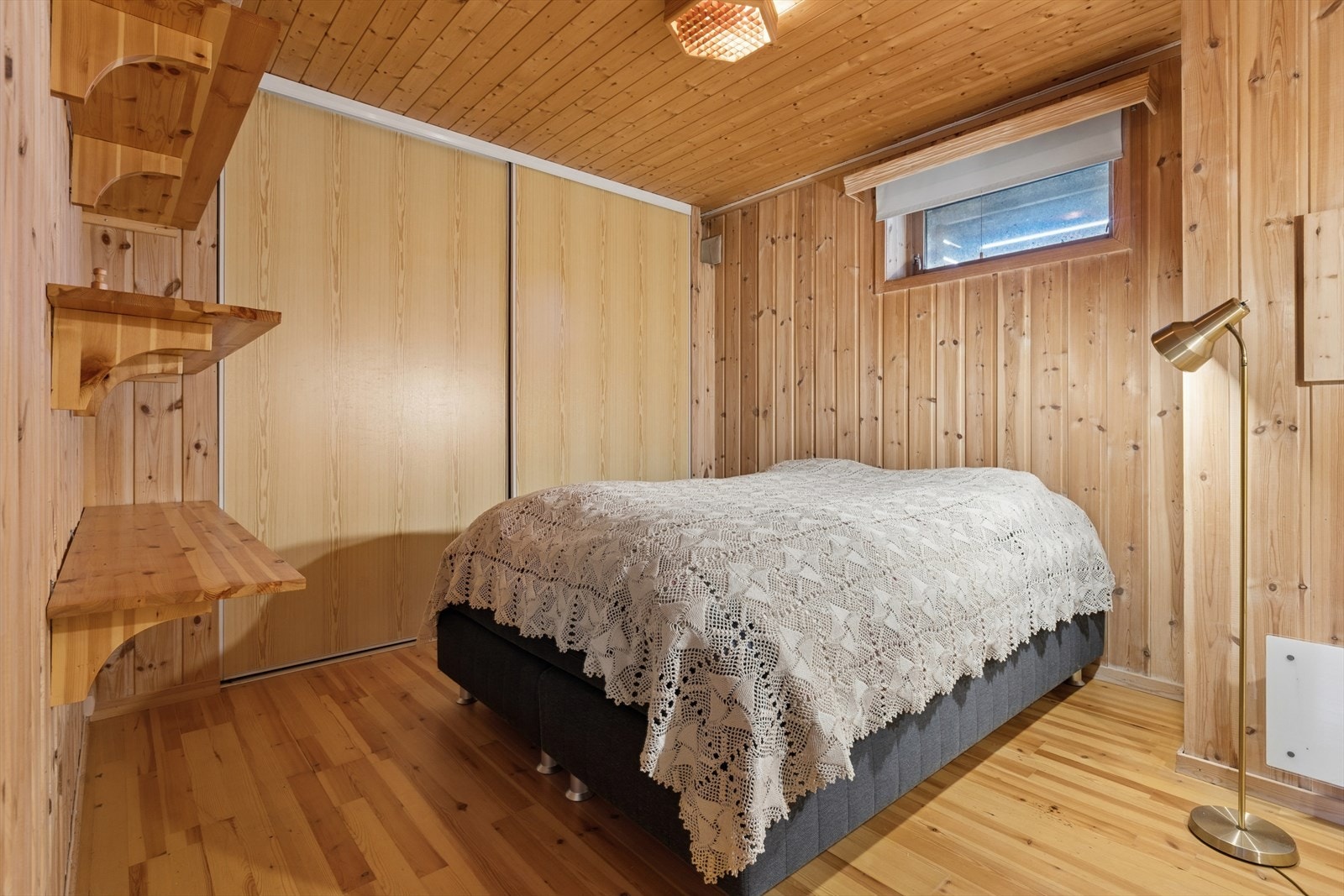 Innredet rom i kjelleren med panel på vegger og tak, (ikke godkjent til varig opphold). Stor garderobe. Galleribilde