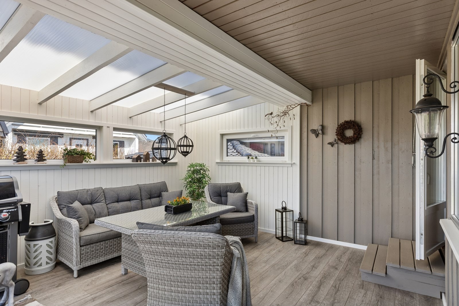 Fra stuen er det adkomst til en koselig sommerstue,Den med skyvedører i PVC som forlenger utesesongen. Galleribilde